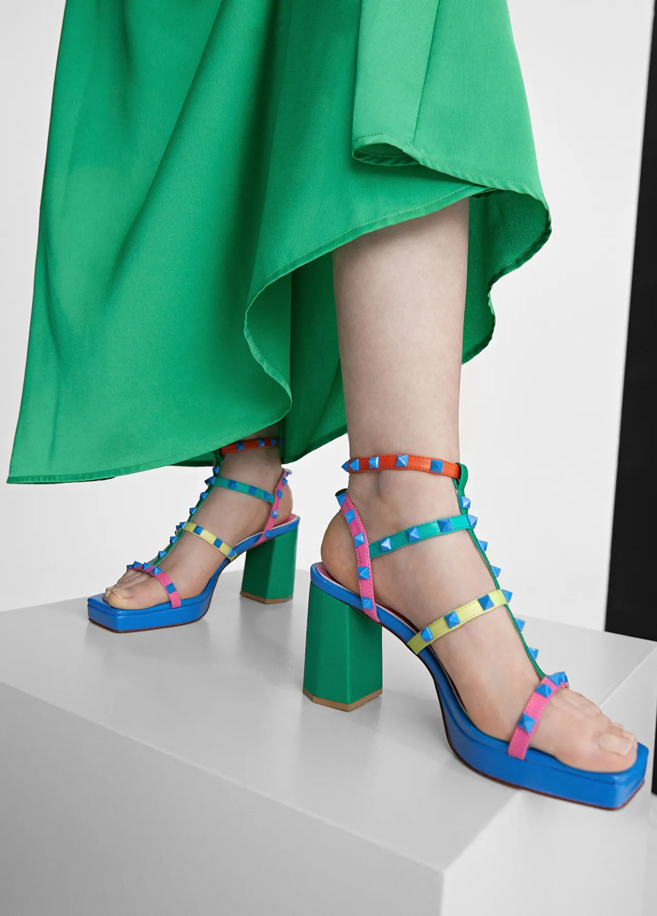 sandalia_de_tacn_con_tiras_multicolor_5.webp Lola Casademunt Calzado<Sandalia de tacón con tiras multicolor VERDE-ROSA