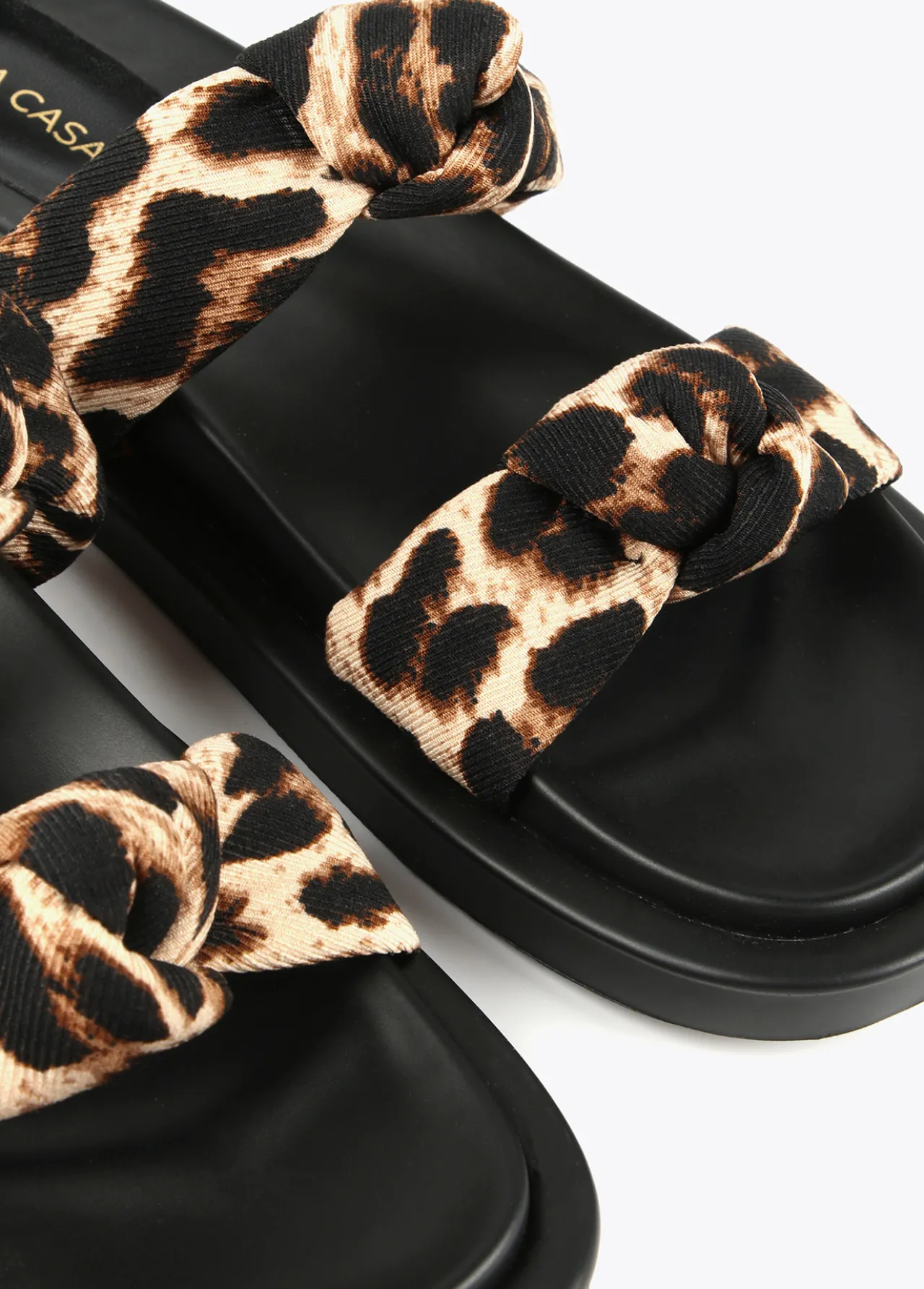 sandalia_plana_tiras_estampado_animal_3.webp Lola Casademunt Calzado | Baño<Sandalia plana tiras estampado animal MARRON-NEGRO