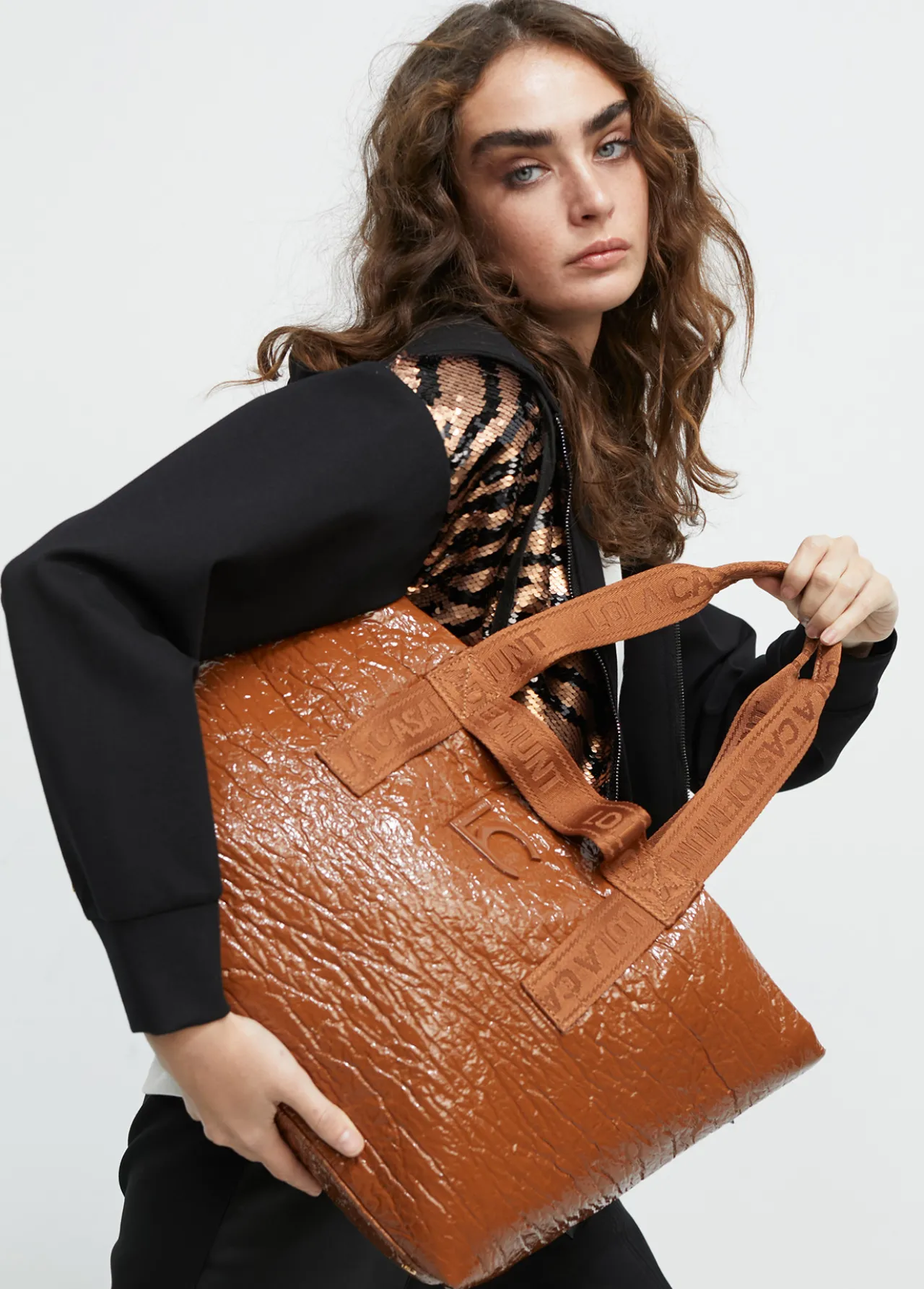 shopper_efecto_charol_2.webp Lola Casademunt Bolsos Shopper | Bolsos De Hombro<Shopper efecto charol MARRON