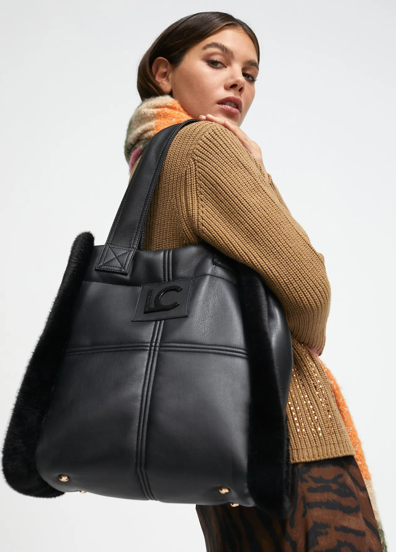 shopper_efecto_piel_y_pelo_1-1.webp Lola Casademunt Bolsos Shopper | Bolsos De Hombro<Shopper efecto piel y pelo NEGRO