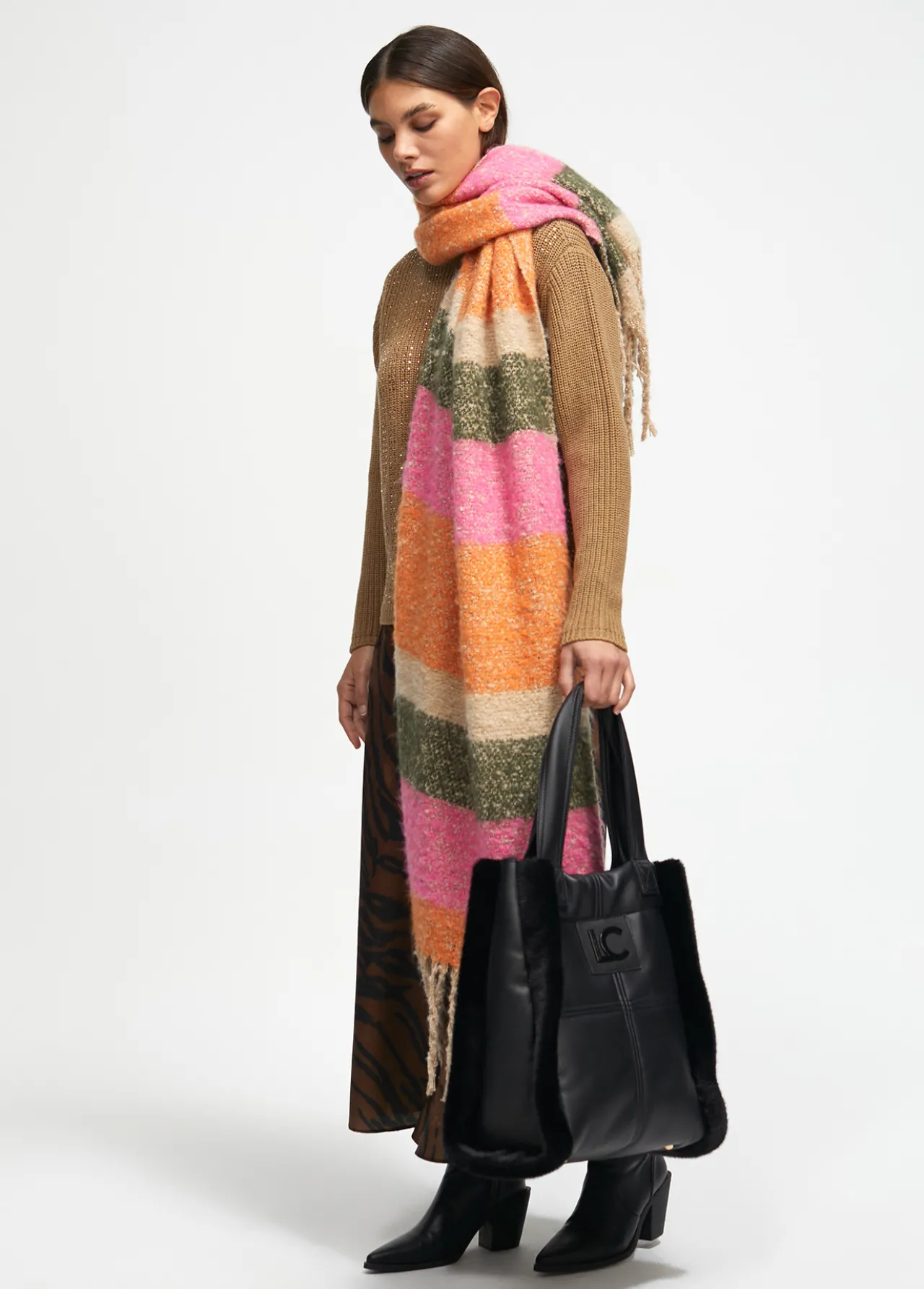 shopper_efecto_piel_y_pelo_6-1.webp Lola Casademunt Bolsos Shopper | Bolsos De Hombro<Shopper efecto piel y pelo NEGRO