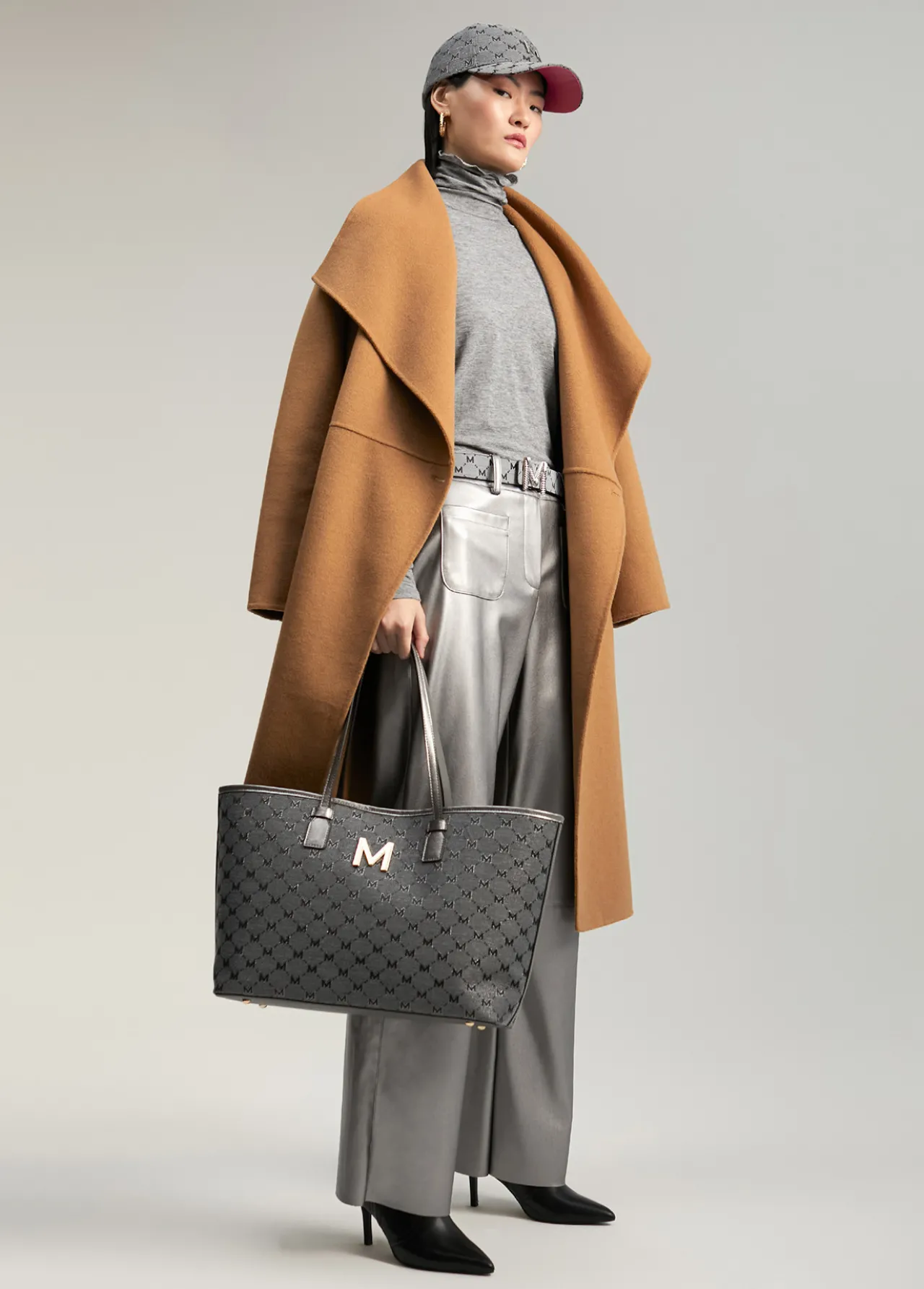 shopper_gris_monograma_2.webp Lola Casademunt Bolsos Shopper | Bolsos De Hombro<Shopper gris monograma NEGRO-GRIS