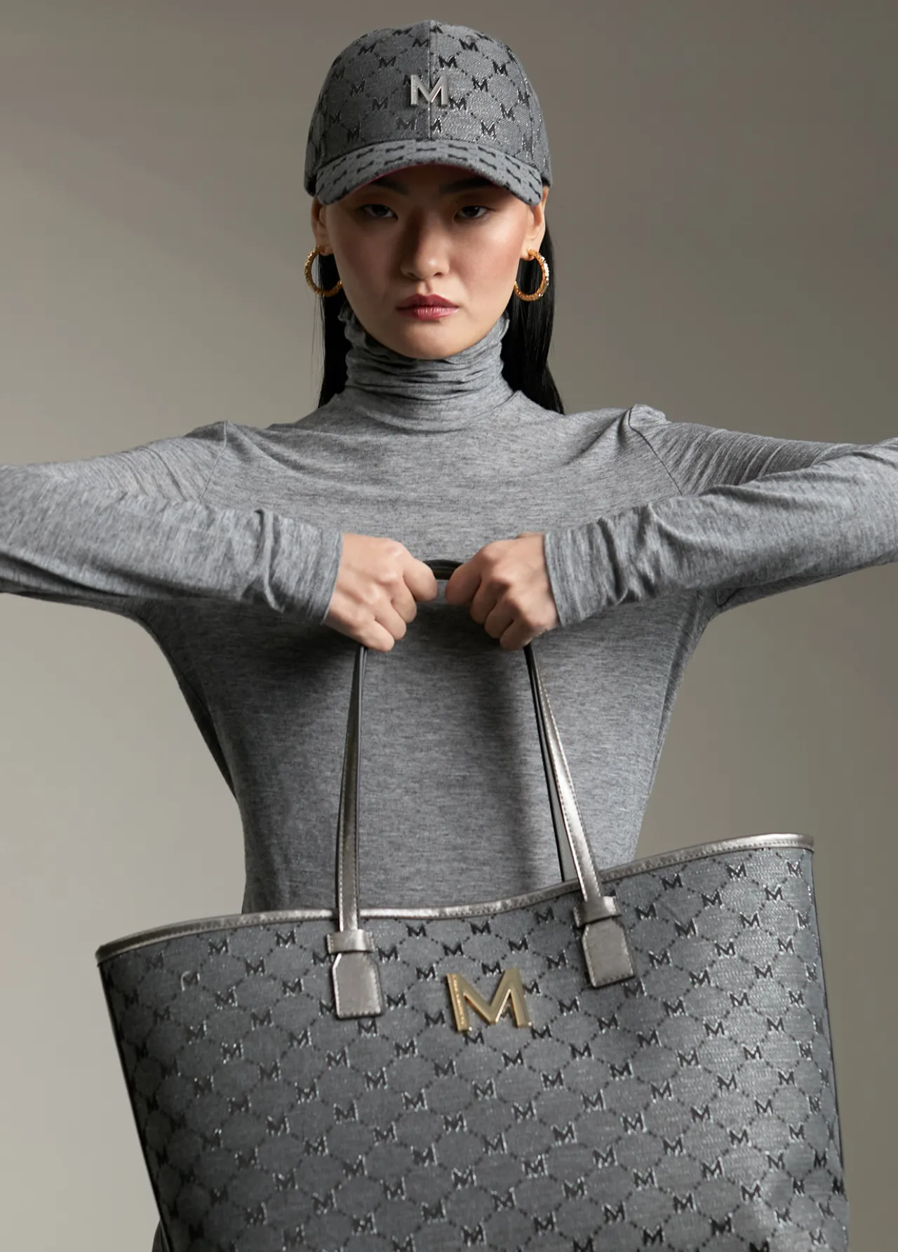 shopper_gris_monograma_5.webp Lola Casademunt Bolsos Shopper | Bolsos De Hombro<Shopper gris monograma NEGRO-GRIS