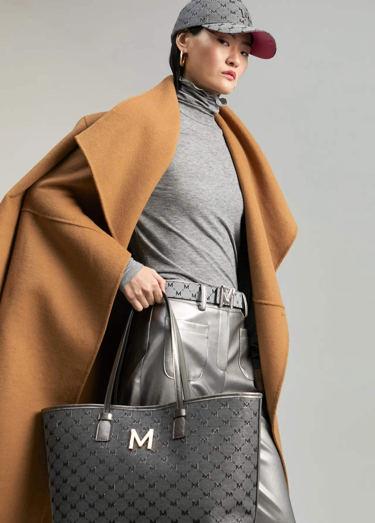shopper_gris_monograma_6.webp Lola Casademunt Bolsos Shopper | Bolsos De Hombro<Shopper gris monograma NEGRO-GRIS