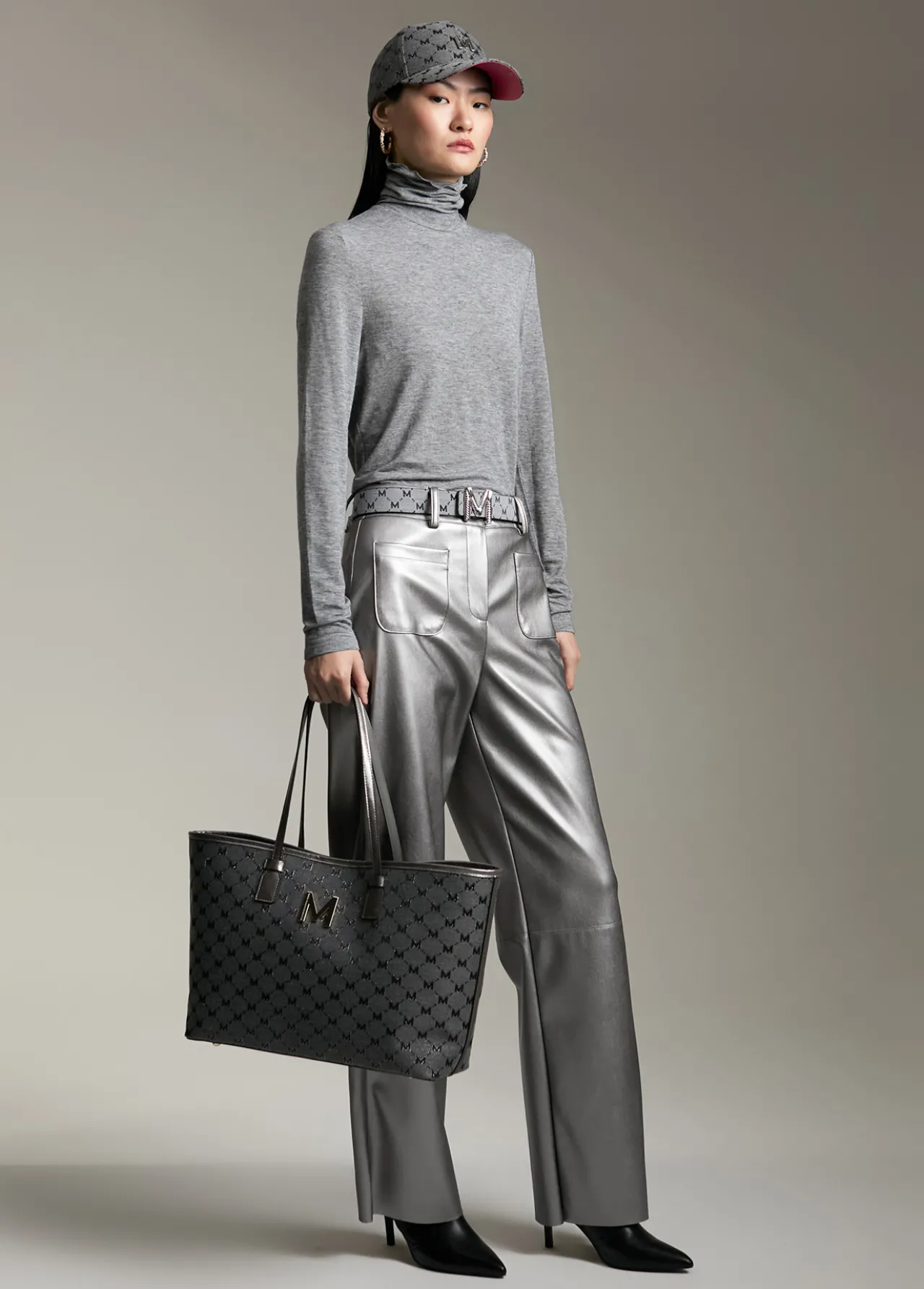 shopper_gris_monograma_7.webp Lola Casademunt Bolsos Shopper | Bolsos De Hombro<Shopper gris monograma NEGRO-GRIS