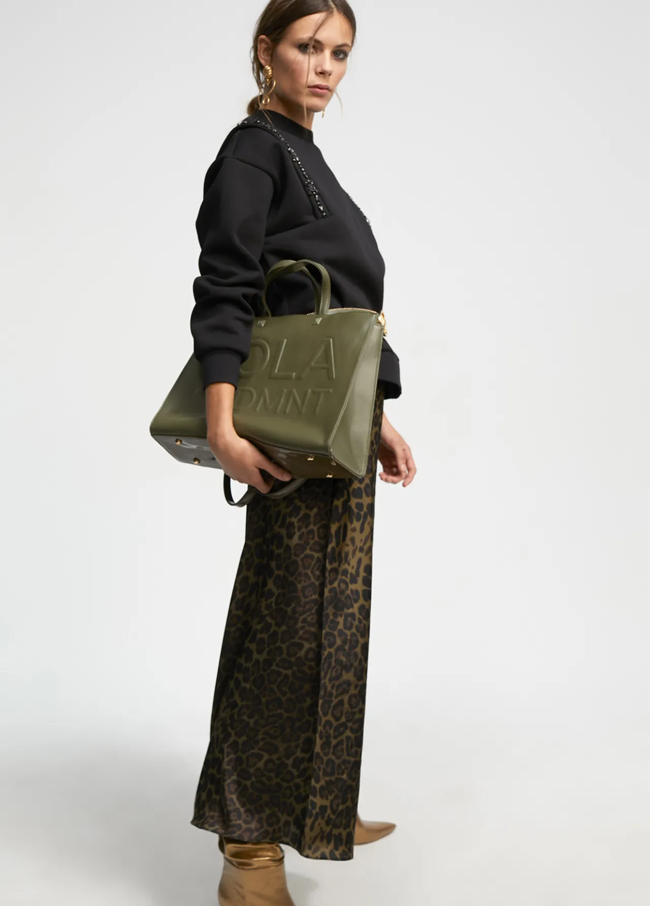 shopper_logo_relieve_1-1.webp Lola Casademunt Bolsos Shopper | Bolsos De Hombro<Shopper logo relieve KAKI