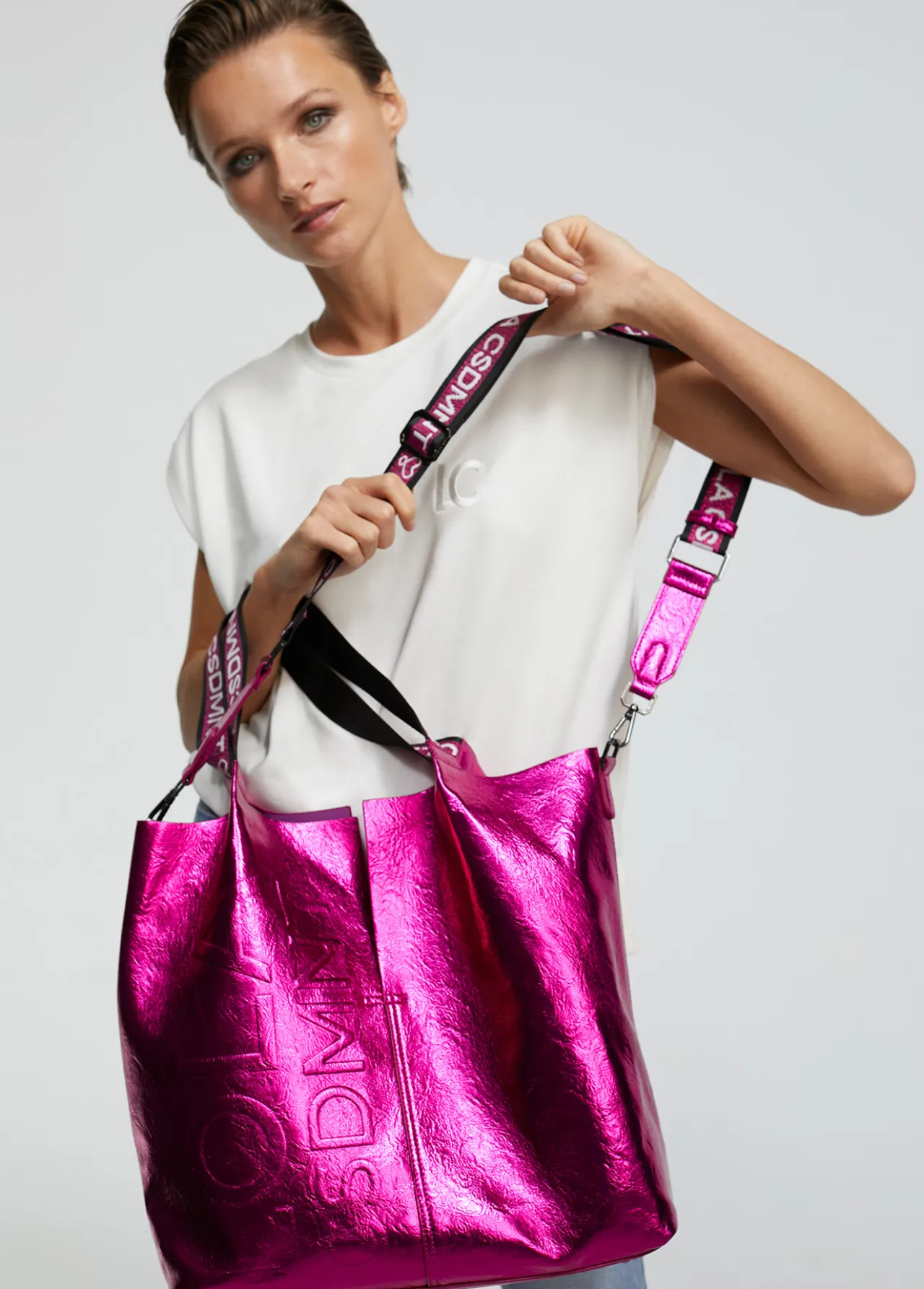 shopper_metalizado_2-3.webp Lola Casademunt Bolsos Shopper | Bolsos De Hombro<Shopper metalizado FUCSIA