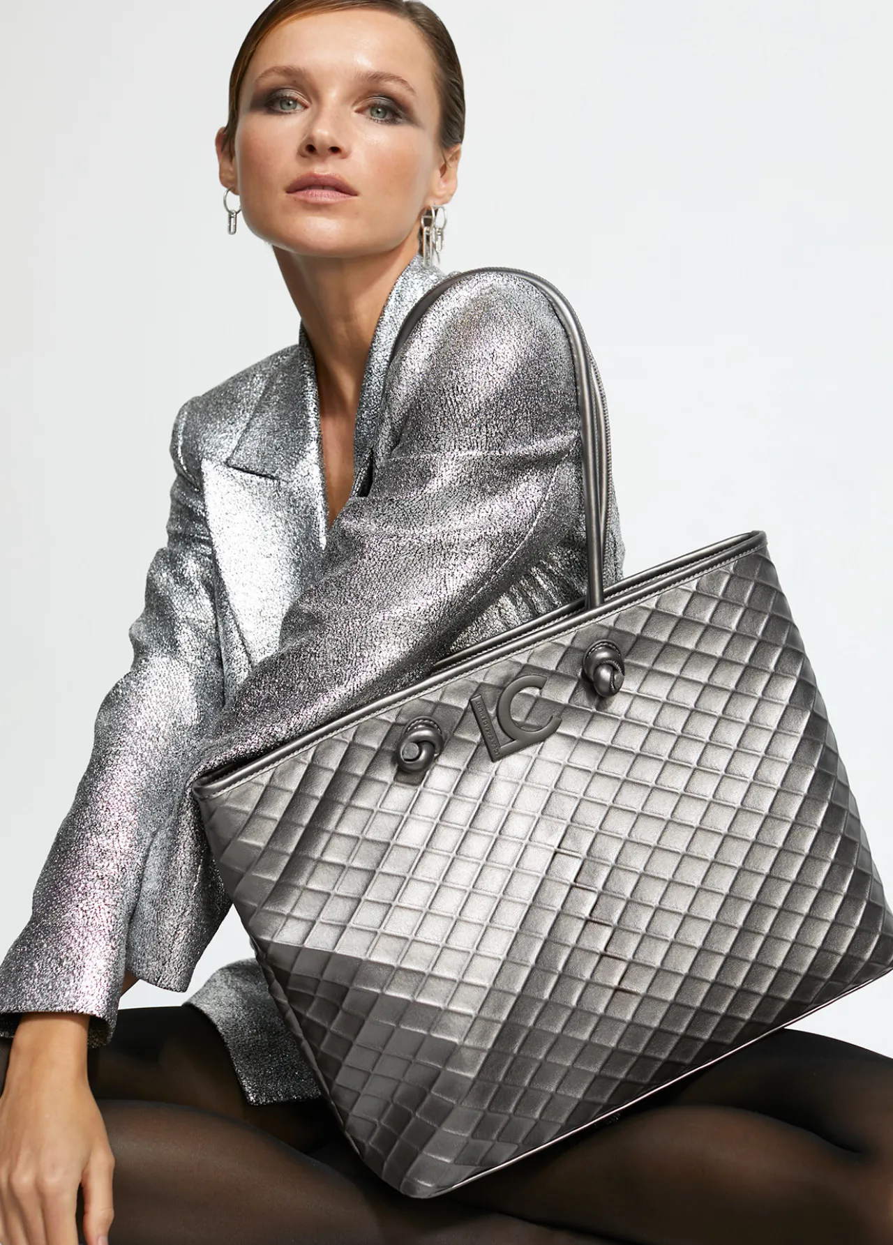 shopper_rombos_relieve_2.webp Lola Casademunt Bolsos Shopper | Bolsos De Hombro<Shopper rombos relieve GRIS