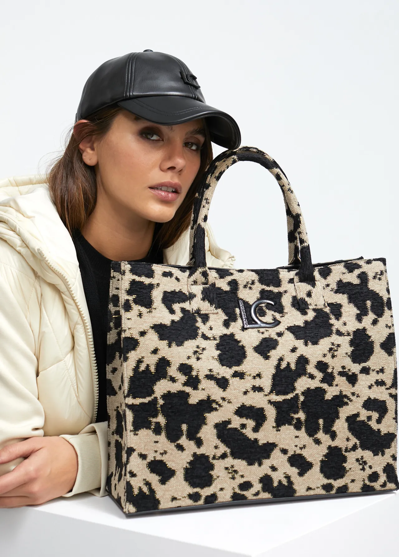 shopper_tejido_animal_5.webp Lola Casademunt Bolsos Shopper | Bolsos Grandes<Shopper tejido animal CRUDO-NEGRO