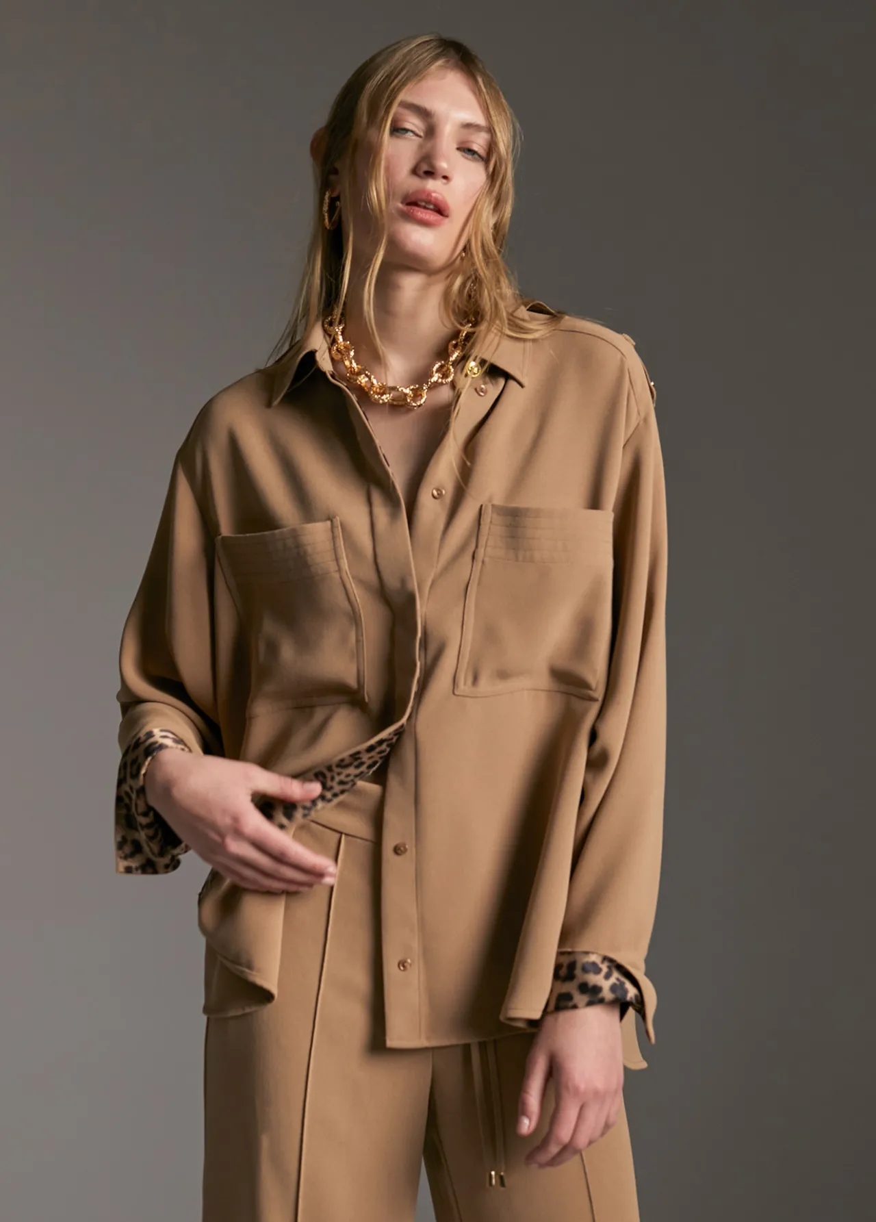sobre_camisa_bolsillos_2.webp Lola Casademunt Camisas Y Blusas<Sobre camisa bolsillos CAMEL