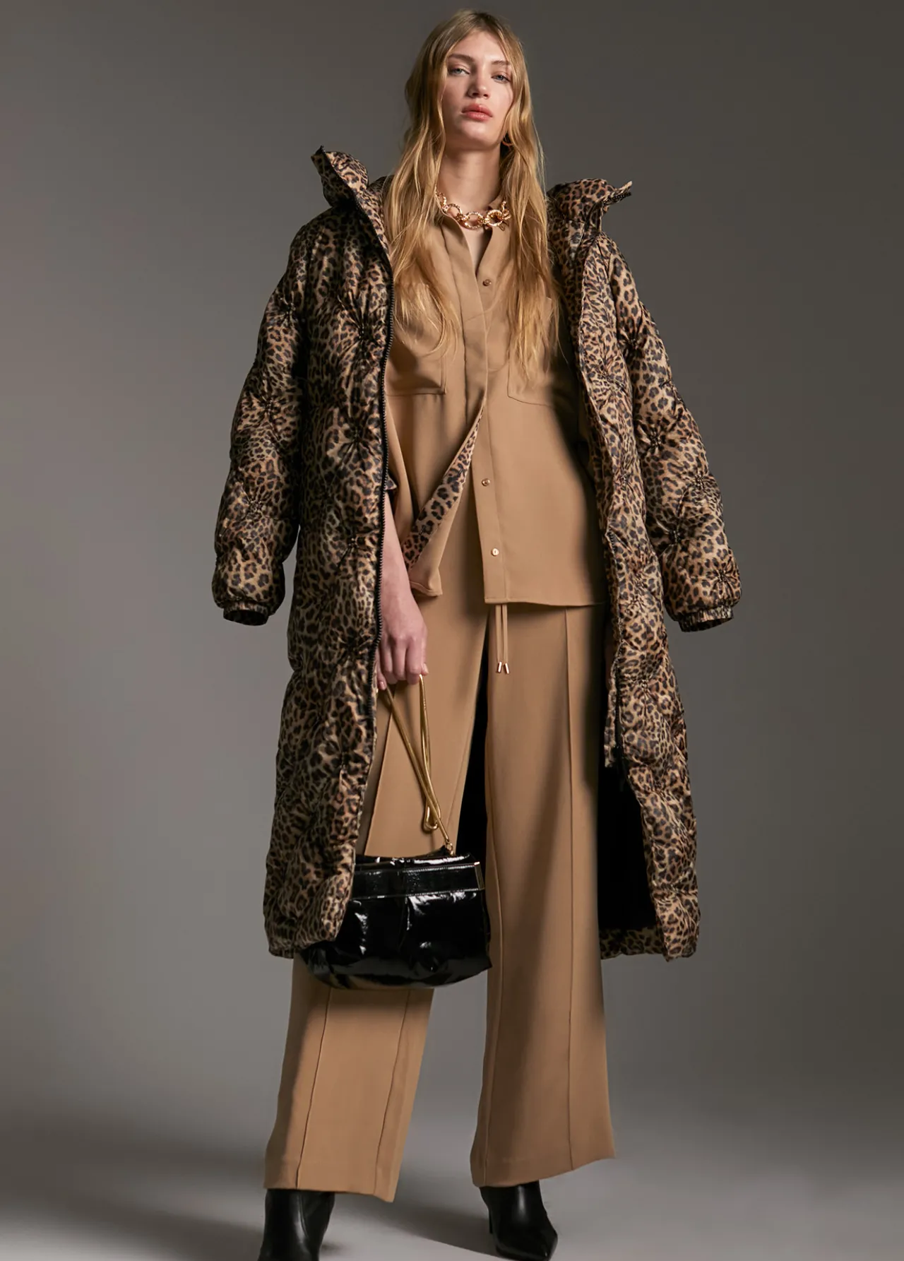 sobre_camisa_bolsillos_4.webp Lola Casademunt Camisas Y Blusas<Sobre camisa bolsillos CAMEL