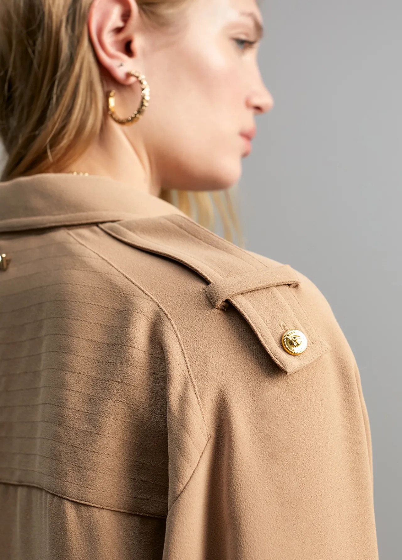 sobre_camisa_bolsillos_6.webp Lola Casademunt Camisas Y Blusas<Sobre camisa bolsillos CAMEL