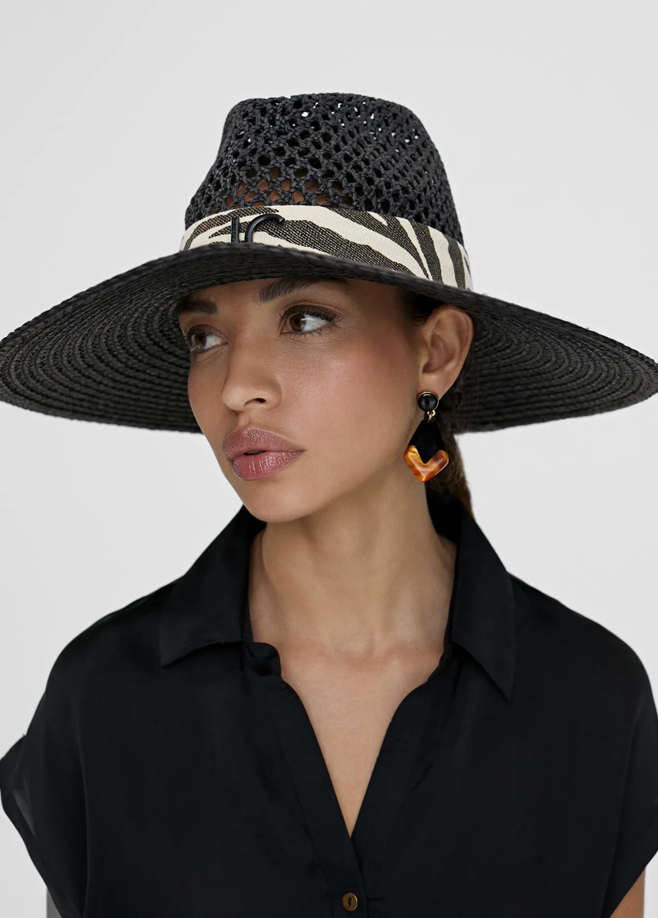 sombrero_tipo_cowboy_6.webp Lola Casademunt Accesorios | Baño<Sombrero tipo cowboy NEGRO