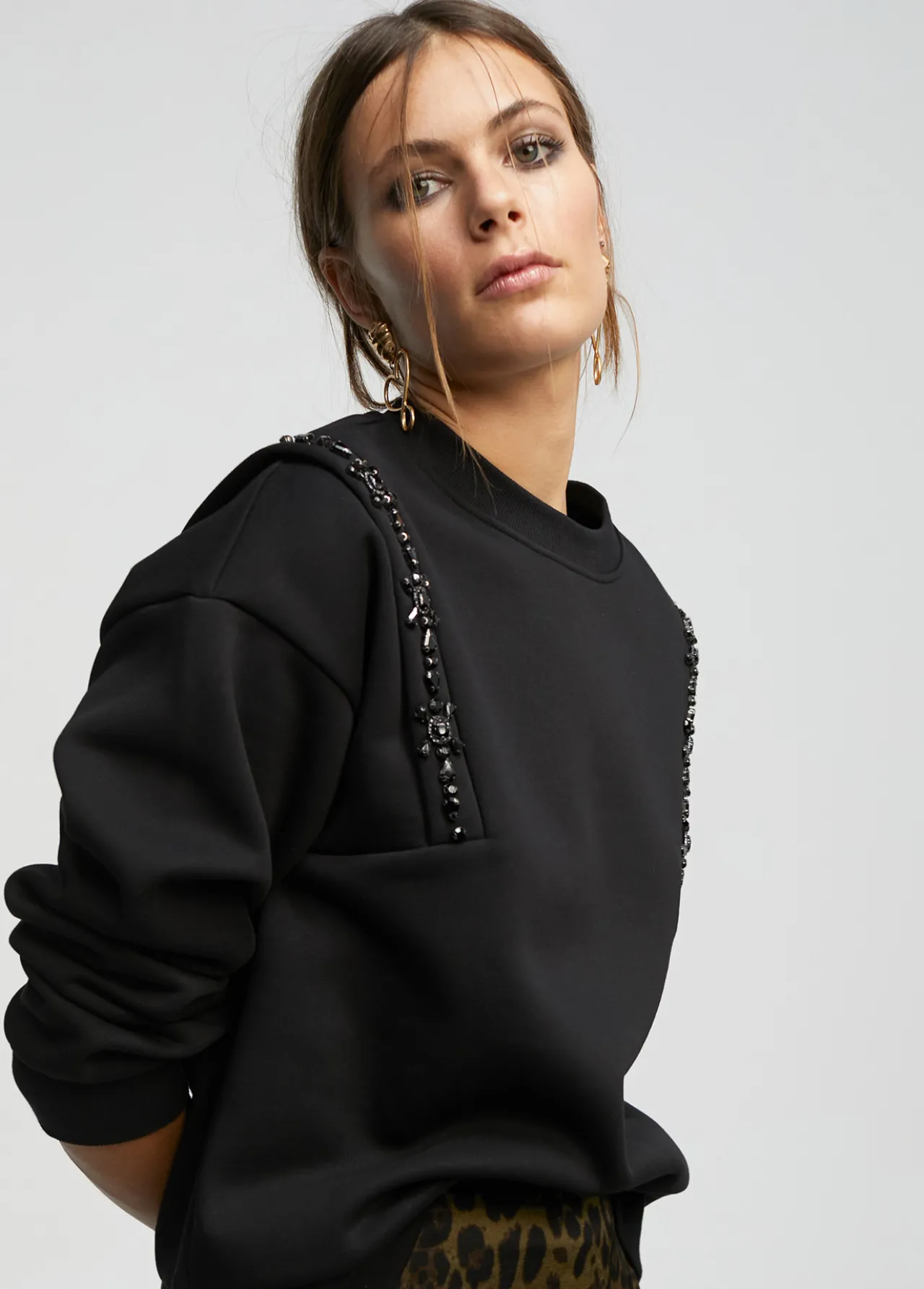 sudadera_con_pedrera_1.webp Lola Casademunt Sudaderas<Sudadera con pedrería NEGRO