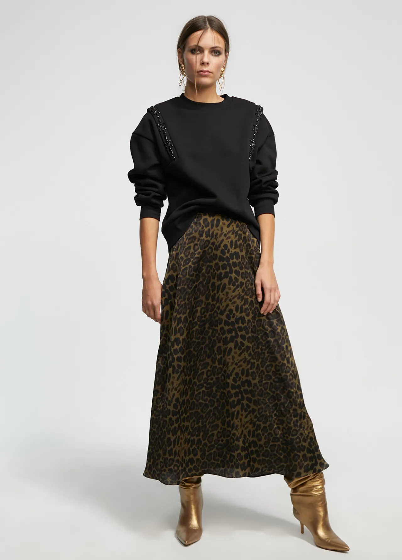 sudadera_con_pedrera_2.webp Lola Casademunt Sudaderas<Sudadera con pedrería NEGRO