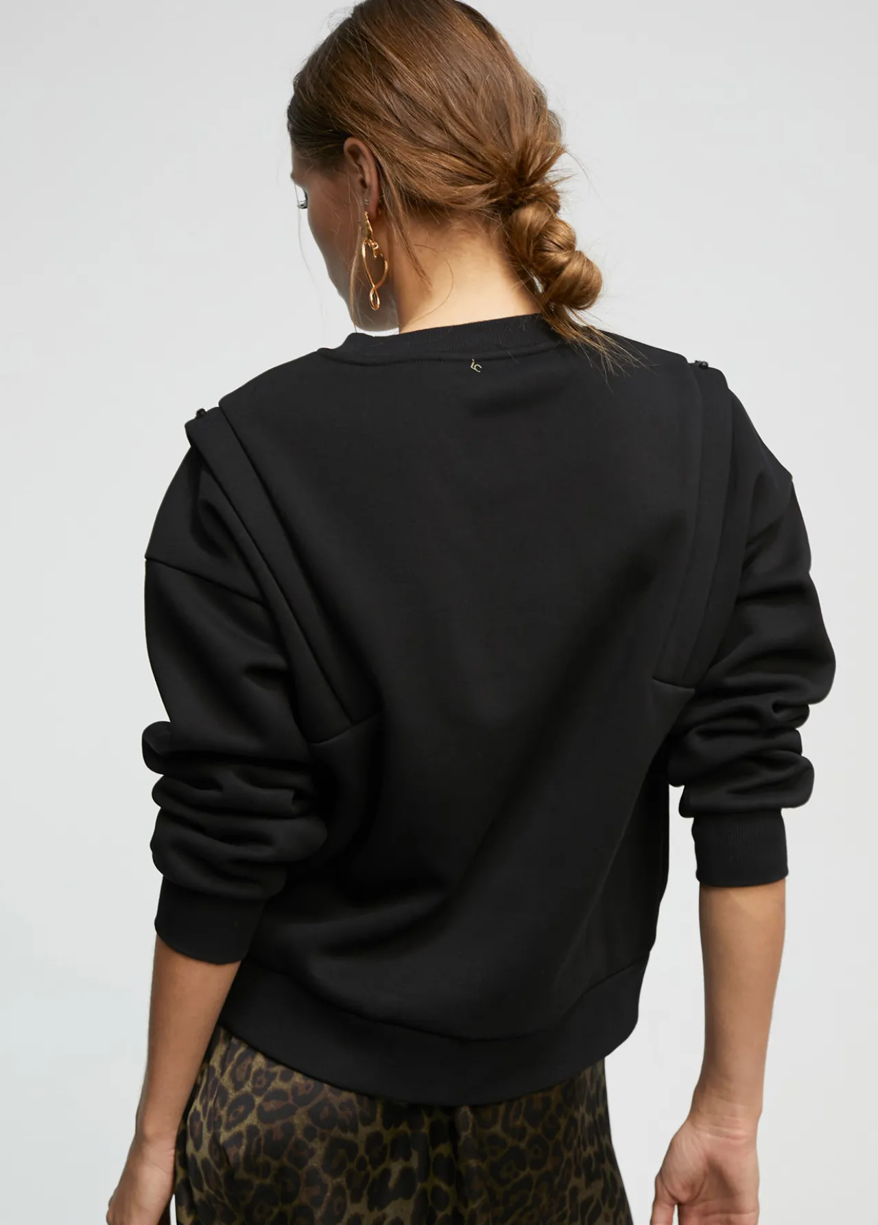 sudadera_con_pedrera_3.webp Lola Casademunt Sudaderas<Sudadera con pedrería NEGRO
