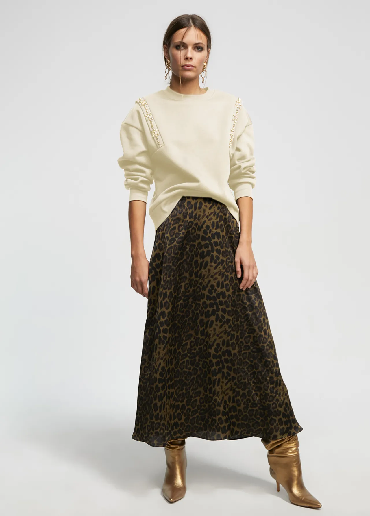 sudadera_con_pedrera_6-1.webp Lola Casademunt Sudaderas<Sudadera con pedrería NEGRO