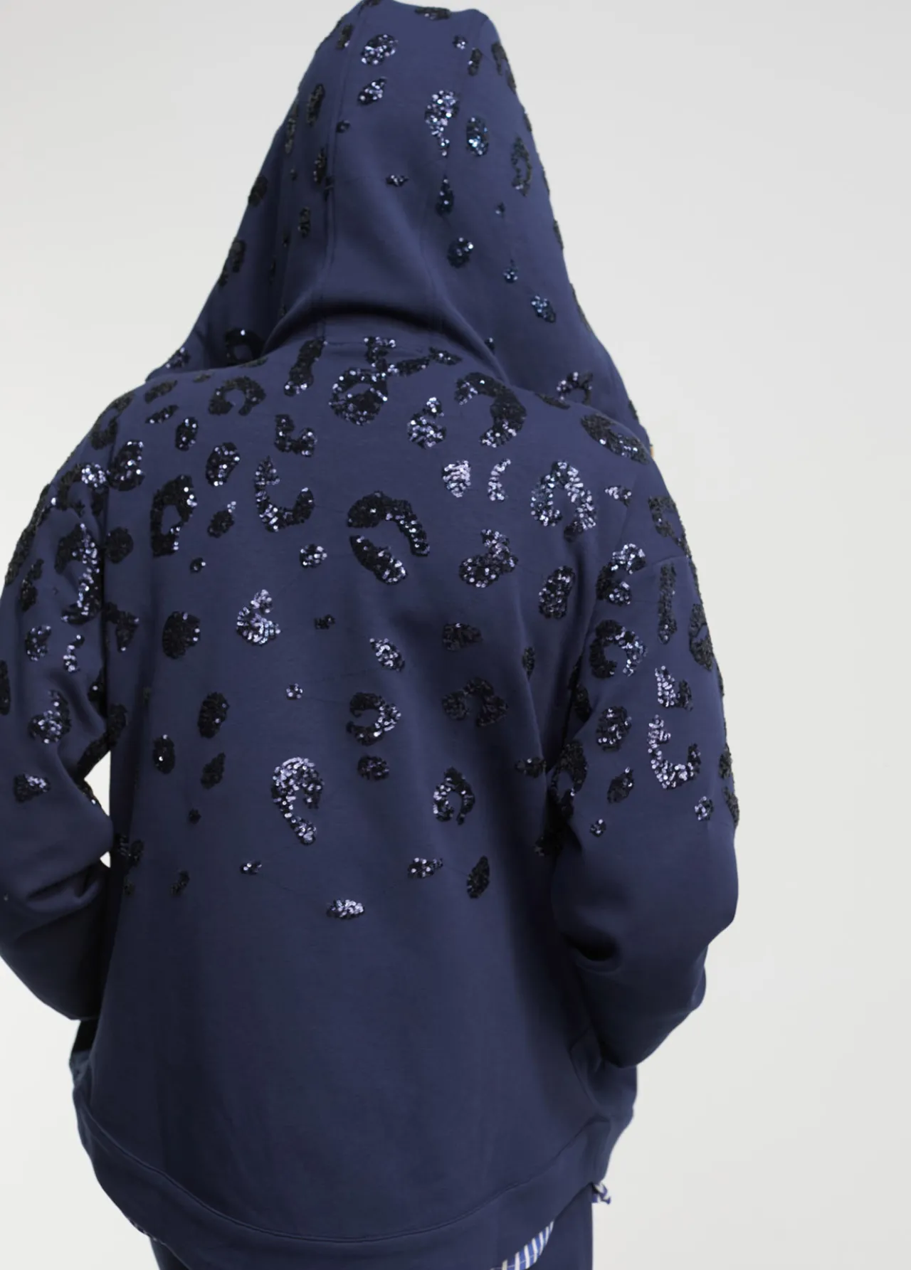 sudadera_detalle_lentejuela_1.webp Lola Casademunt Sudaderas<Sudadera detalle lentejuela AZULNOCHE