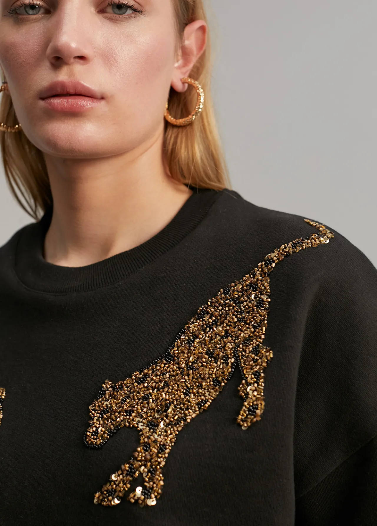 sudadera_detalle_tigres_1.webp Lola Casademunt Animal Print | Sudaderas<Sudadera detalle tigres NEGRO