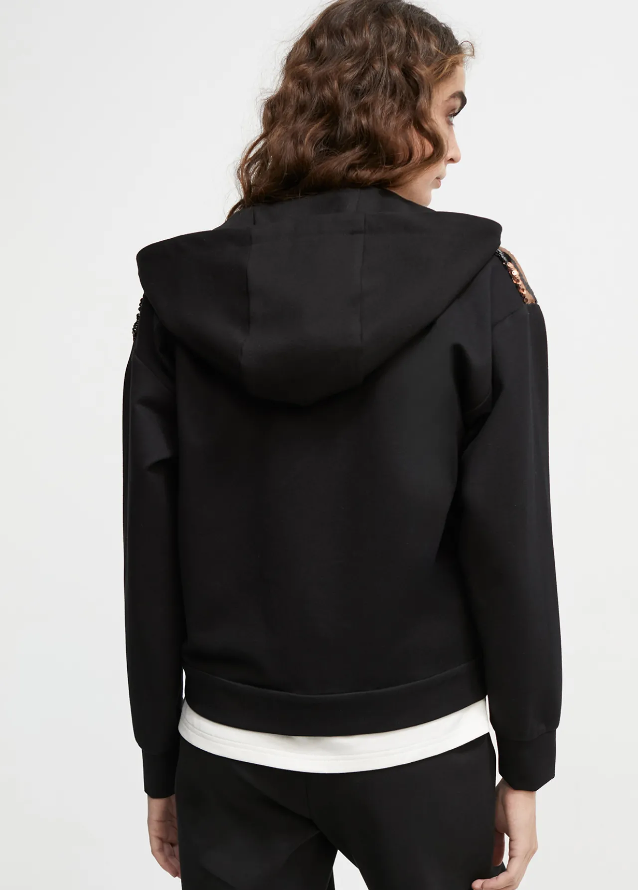 sudadera_lentejuelas_5.webp Lola Casademunt Animal Print | Sudaderas<Sudadera lentejuelas NEGRO-METAL