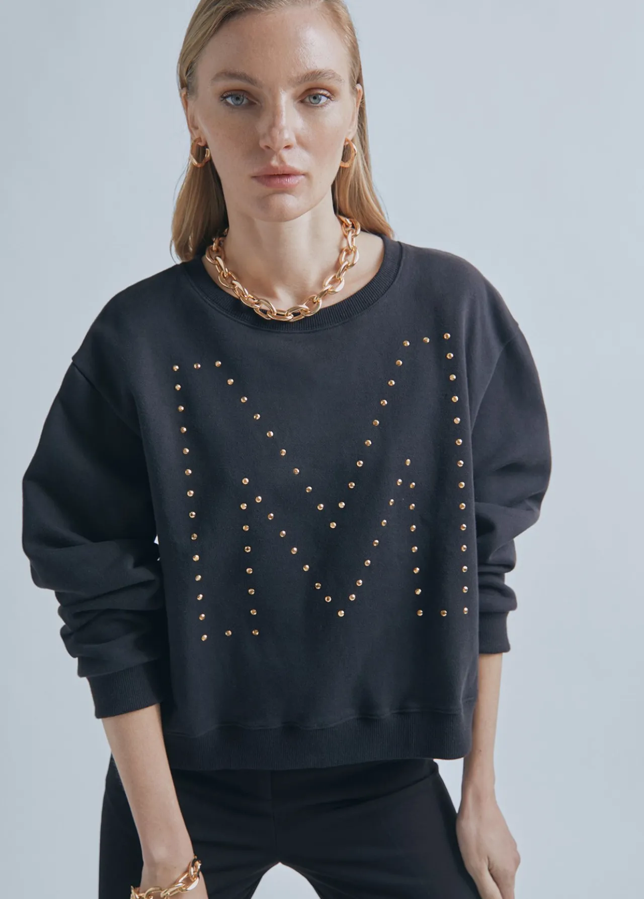 sudadera_m_detalle_strass__ropa__lola_casademunt_3.webp Lola Casademunt Sudaderas<Sudadera M detalle strass | Ropa | Lola Casademunt NEGRO