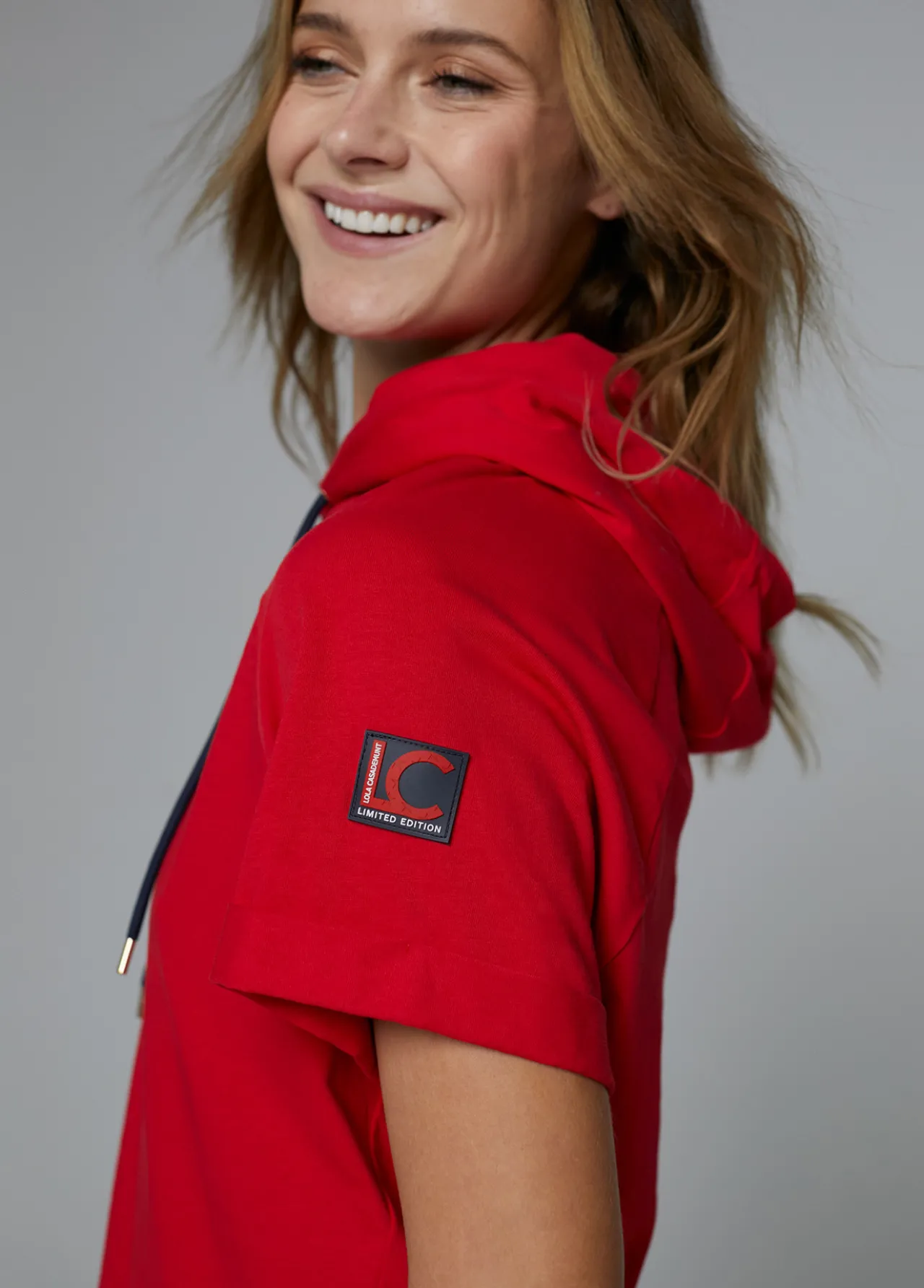 sudadera_manga_corta_roja_de_algodn___lola_casademunt_1.webp Lola Casademunt Sudaderas<Sudadera manga corta roja de algodón 100% - Lola Casademunt BLANCO