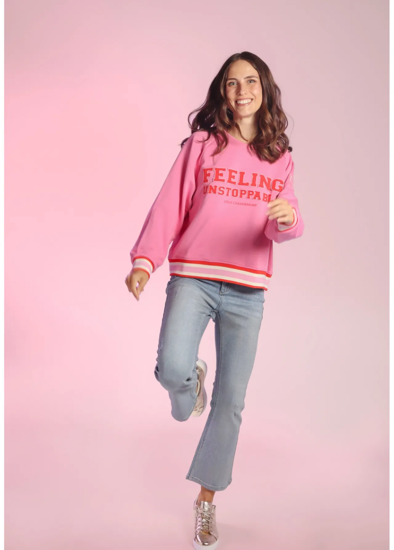 sudadera_solidaria_feeling_unstoppable_3.webp Lola Casademunt Artículos Solidarios | Sudaderas<Sudadera Solidaria Feeling Unstoppable ROSA