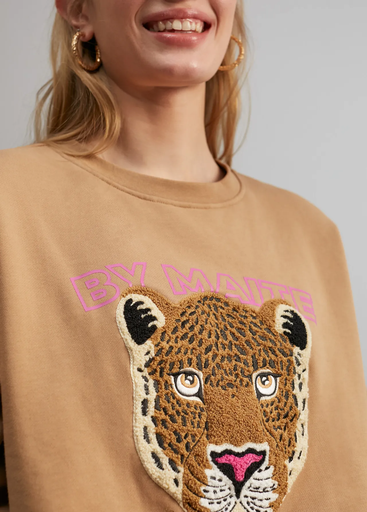 sudadera_tigre_3.webp Lola Casademunt Animal Print | Sudaderas<Sudadera tigre CAMEL