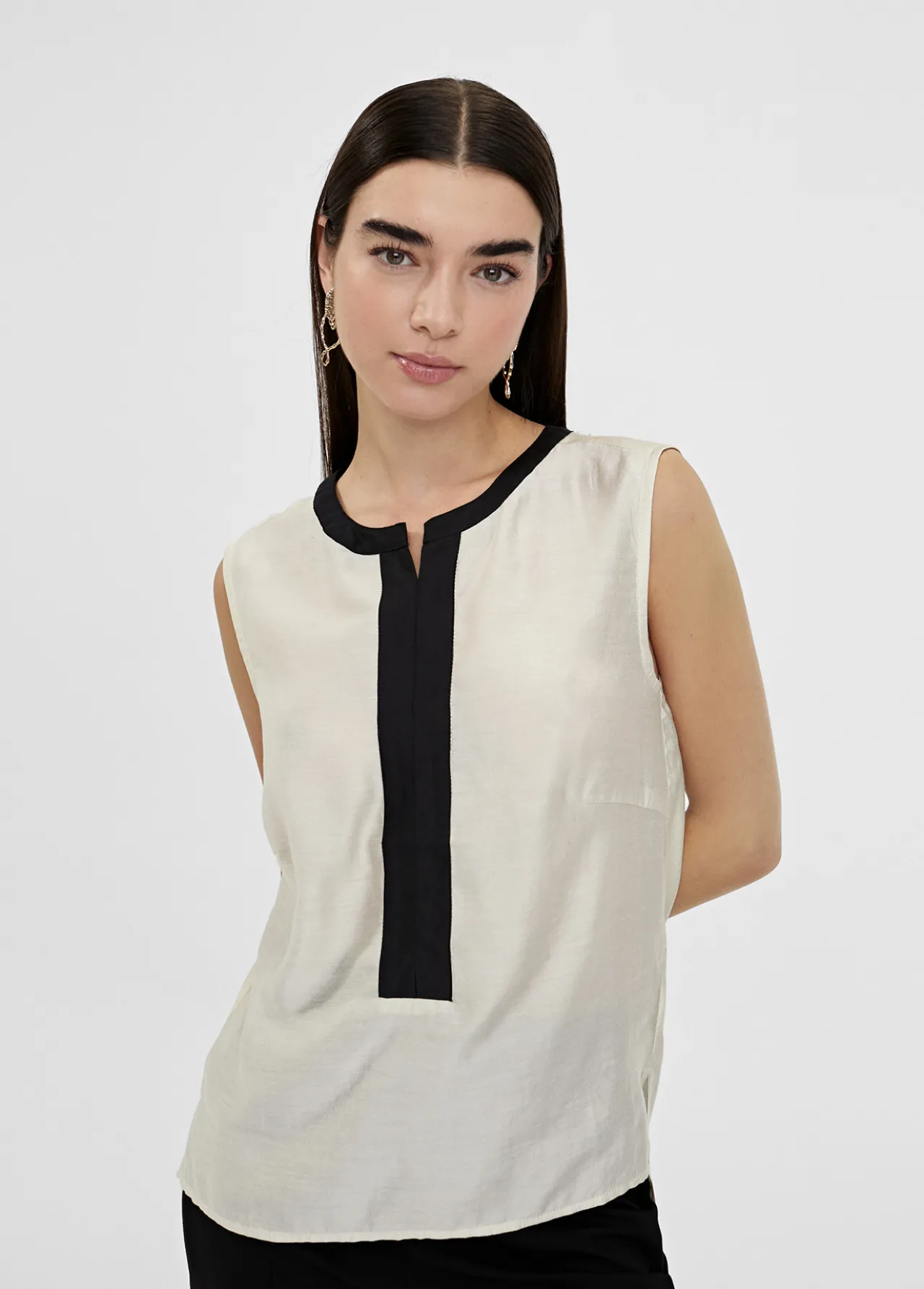 top_bicolor_con_aberturas_0-1.webp Lola Casademunt Camisetas Y Tops | Camisas Y Blusas<Top bicolor con aberturas CRUDO-NEGRO