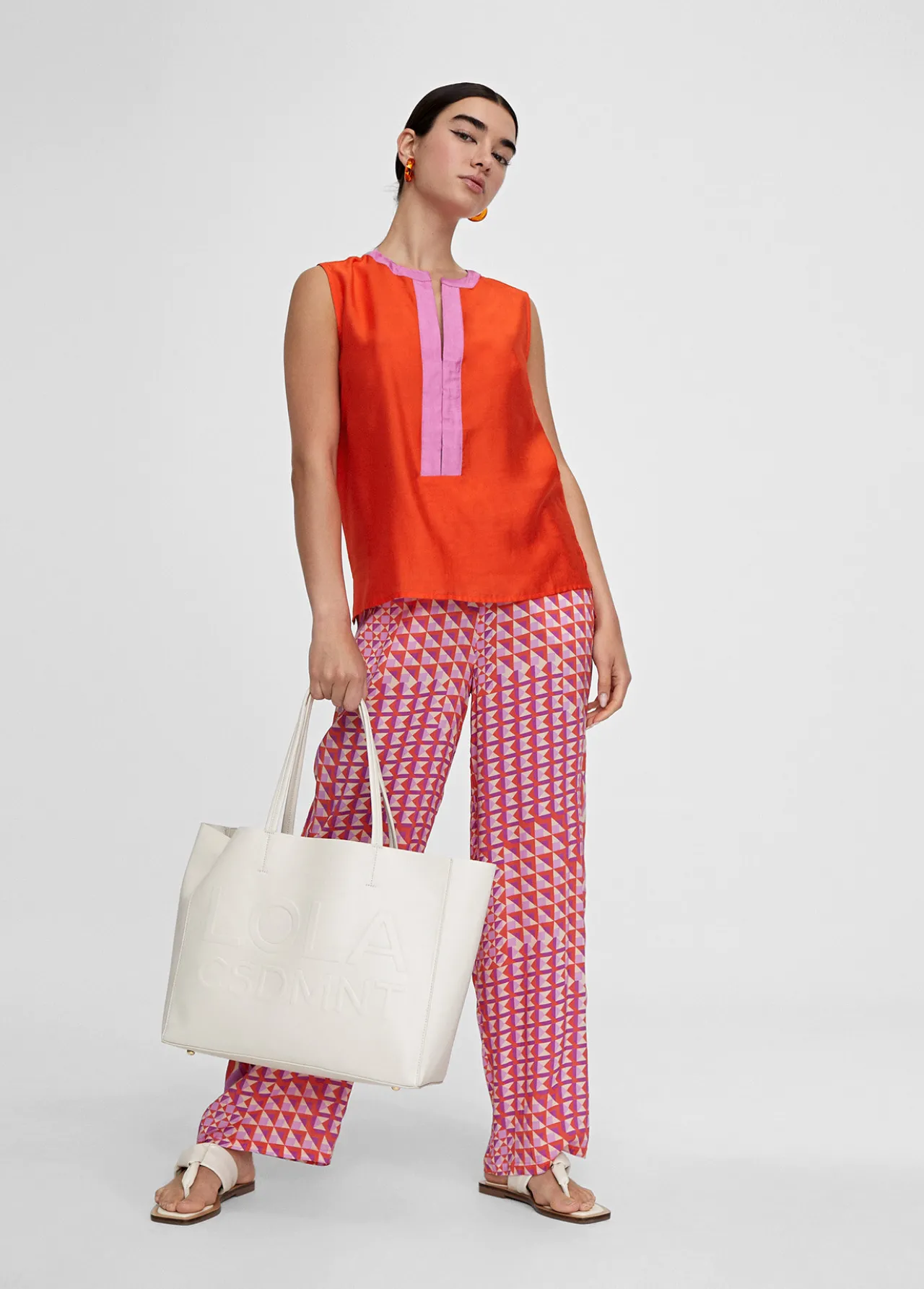 top_bicolor_con_aberturas_0.webp Lola Casademunt Camisas Y Blusas | Camisetas Y Tops<Top bicolor con aberturas CRUDO-NEGRO