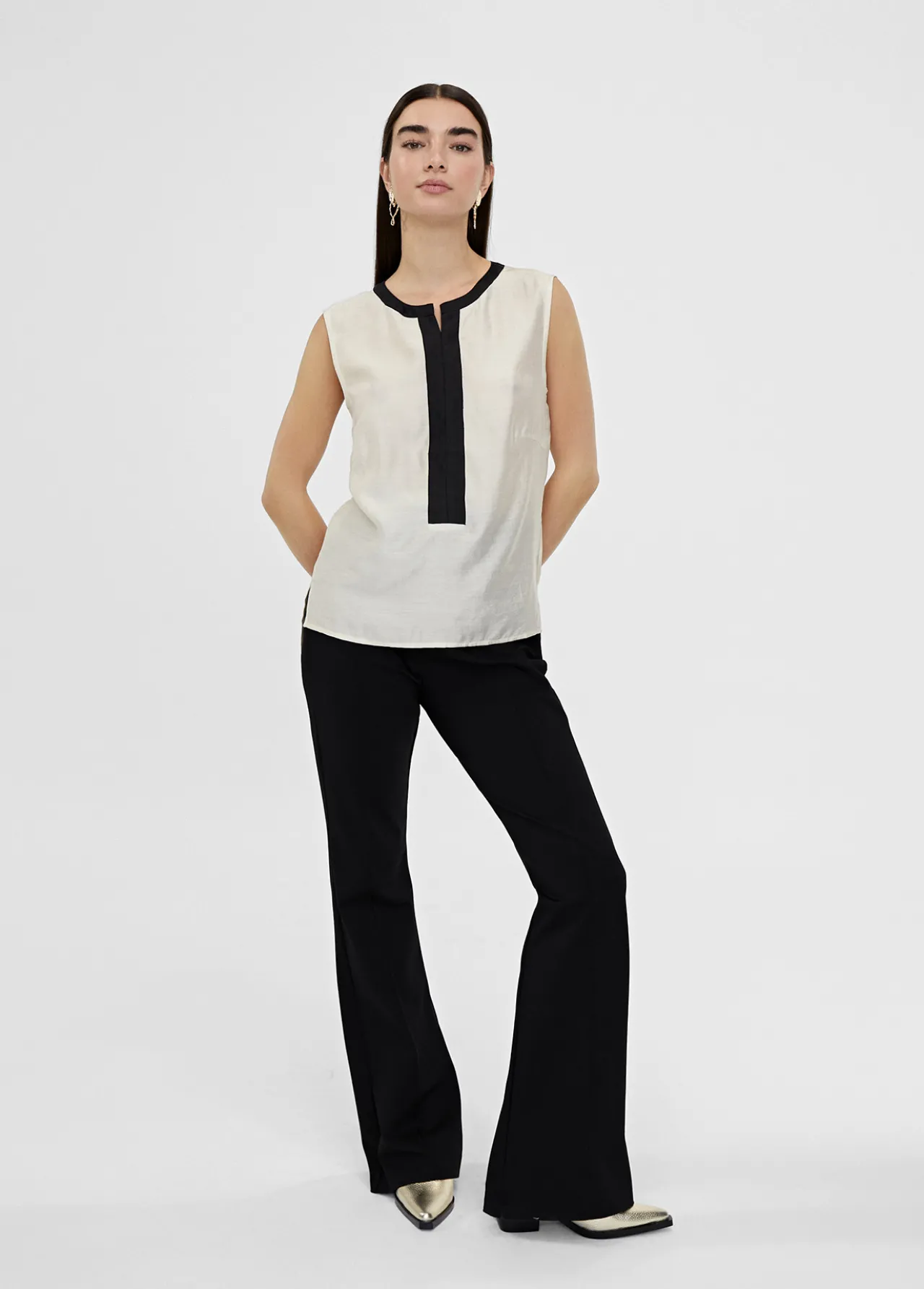 top_bicolor_con_aberturas_1-1.webp Lola Casademunt Camisetas Y Tops | Camisas Y Blusas<Top bicolor con aberturas CRUDO-NEGRO