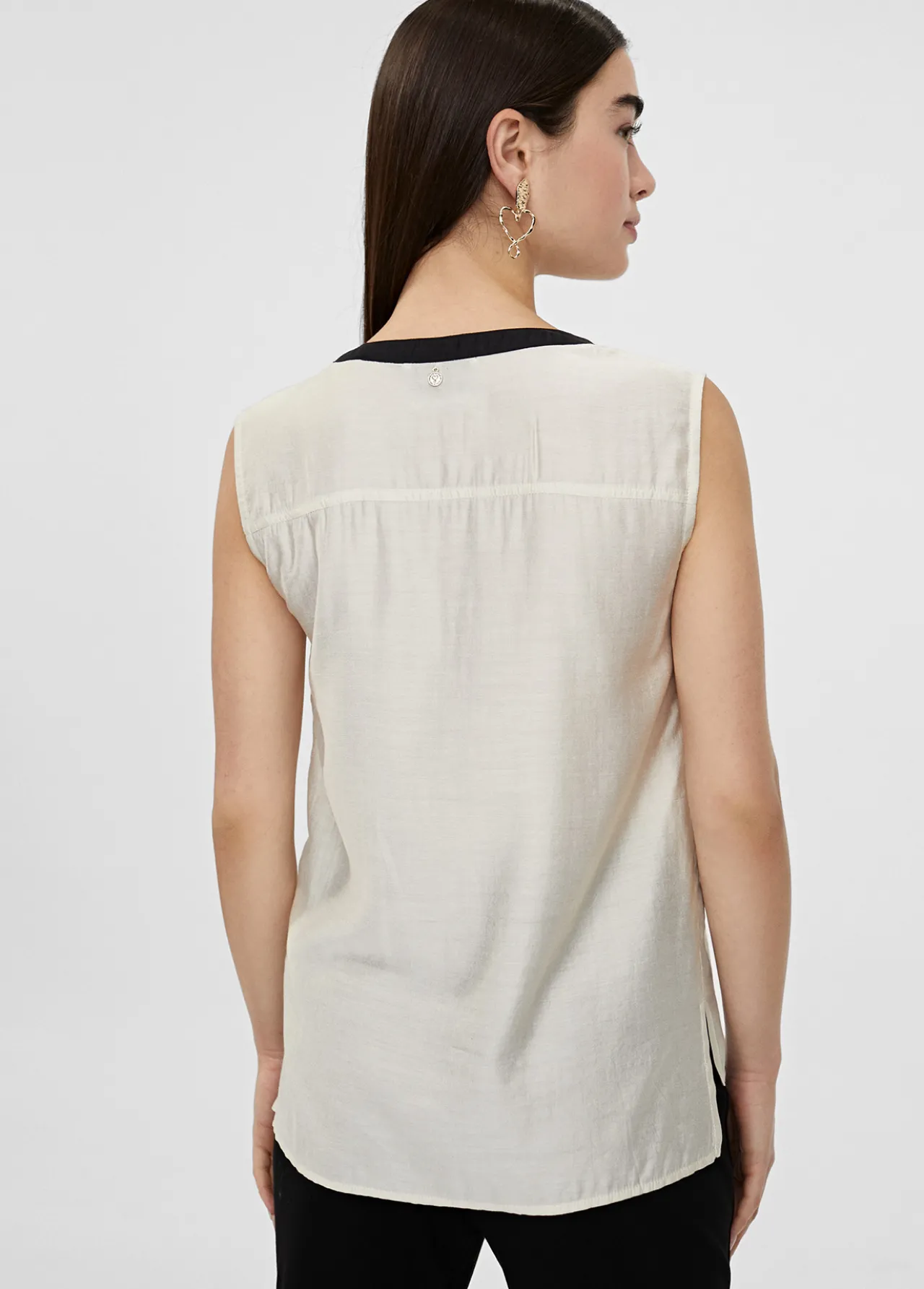 top_bicolor_con_aberturas_3-1.webp Lola Casademunt Camisetas Y Tops | Camisas Y Blusas<Top bicolor con aberturas CRUDO-NEGRO