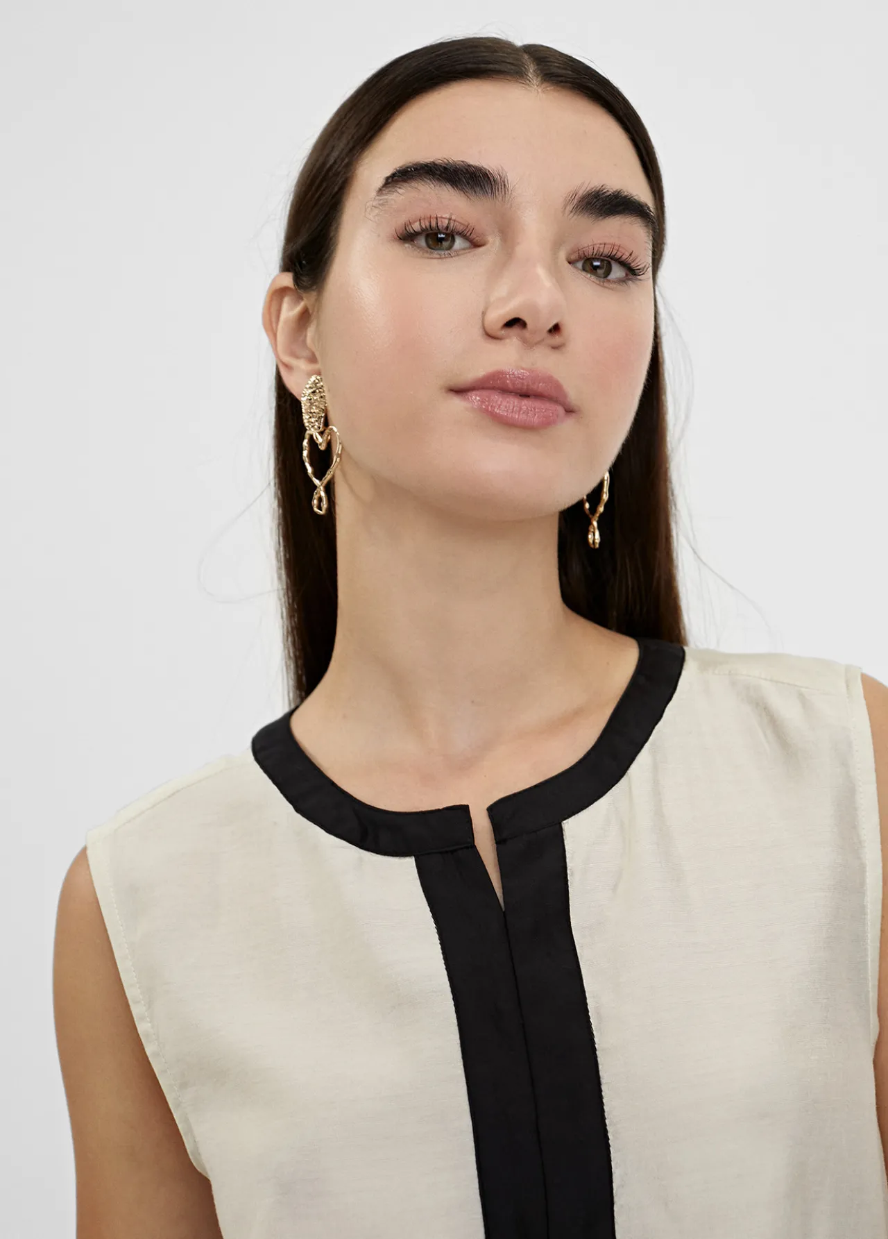 top_bicolor_con_aberturas_4-1.webp Lola Casademunt Camisetas Y Tops | Camisas Y Blusas<Top bicolor con aberturas CRUDO-NEGRO