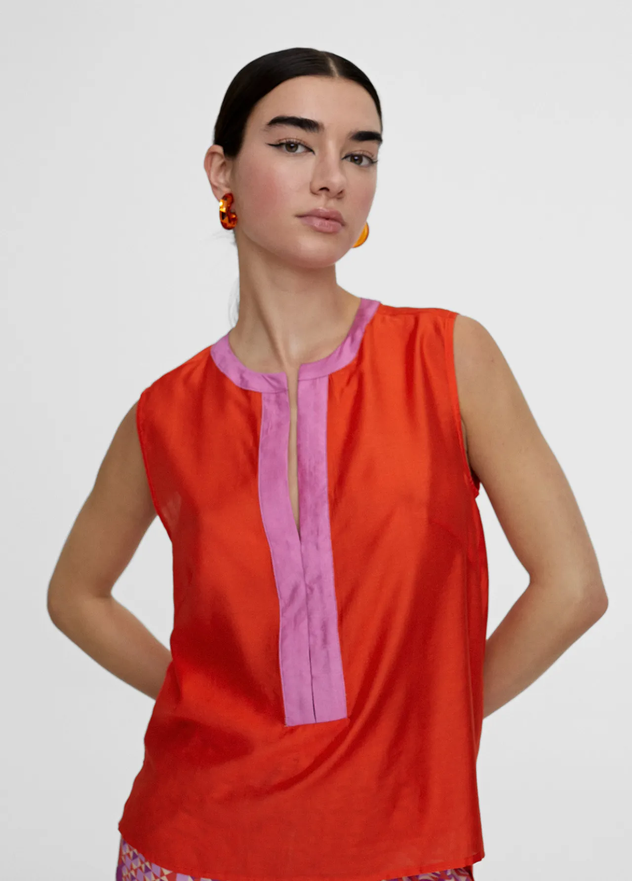top_bicolor_con_aberturas_4.webp Lola Casademunt Camisas Y Blusas | Camisetas Y Tops<Top bicolor con aberturas CRUDO-NEGRO