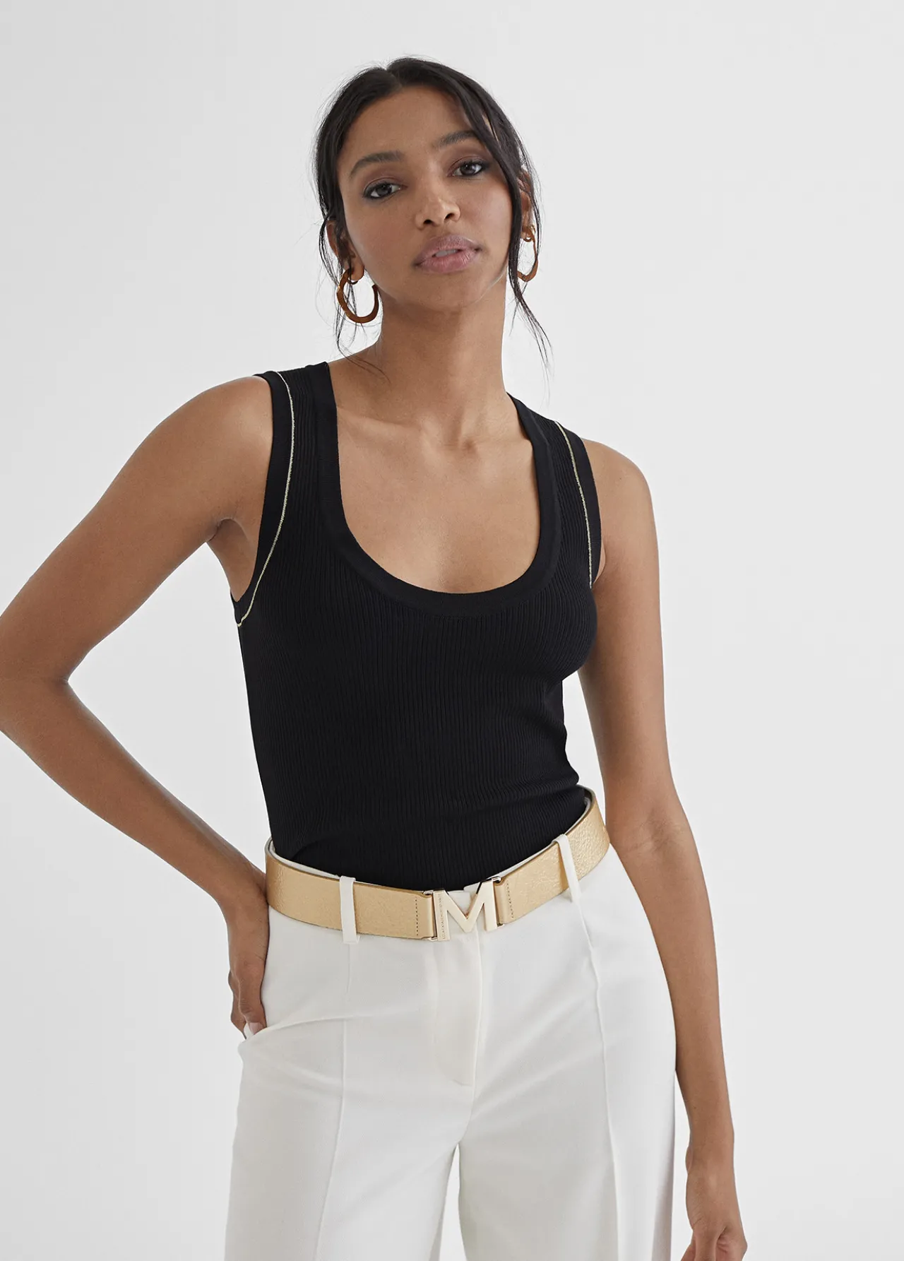top_con_detalle_en_lurex_0-1.webp Lola Casademunt Camisetas Y Tops<Top con detalle en lurex BLANCO
