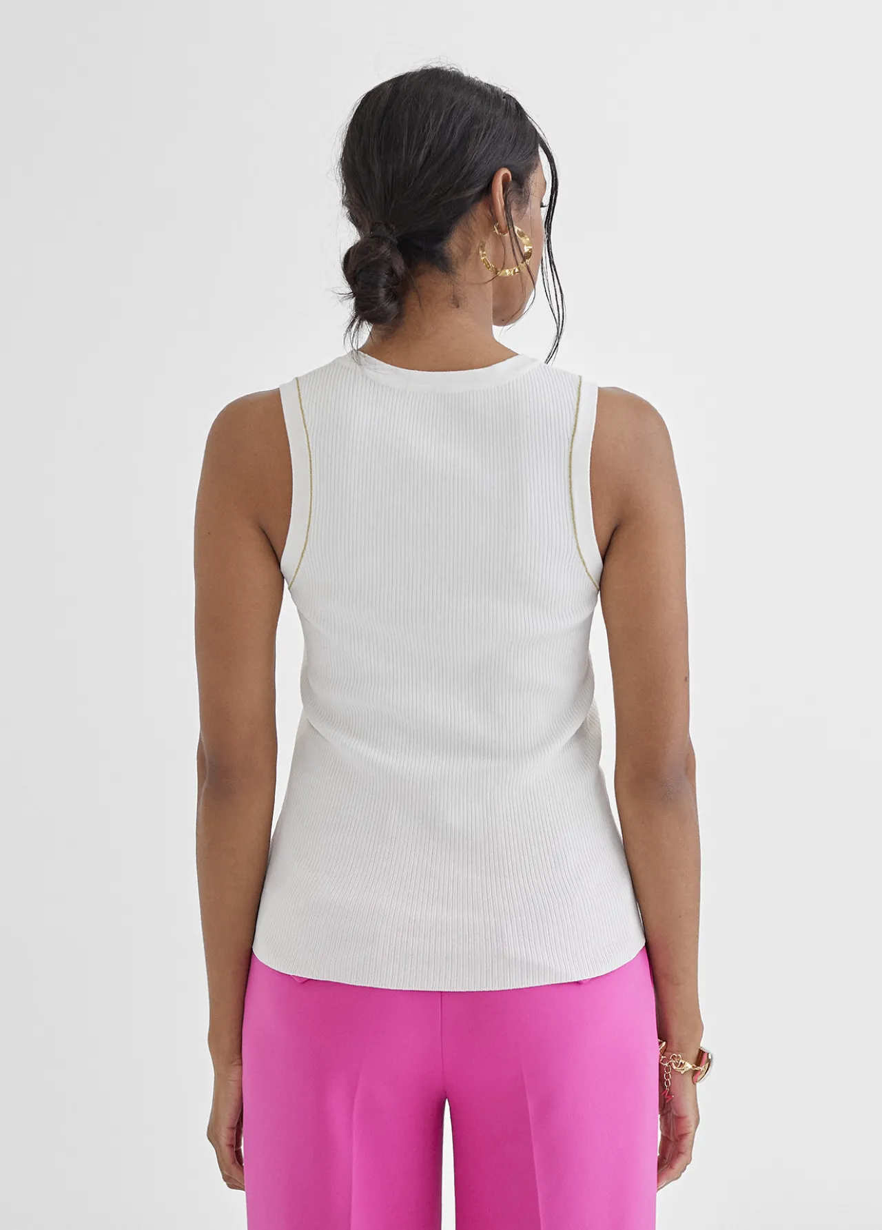 top_con_detalle_en_lurex_3.webp Lola Casademunt Camisetas Y Tops<Top con detalle en lurex BLANCO