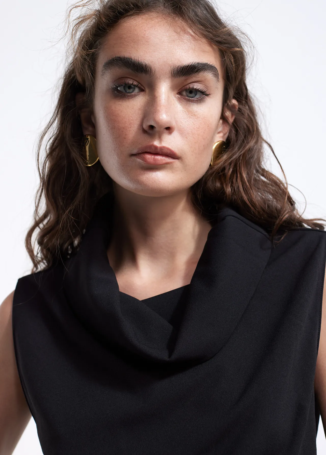 top_cuello_desbocado_2.webp Lola Casademunt Camisetas Y Tops<Top cuello desbocado NEGRO
