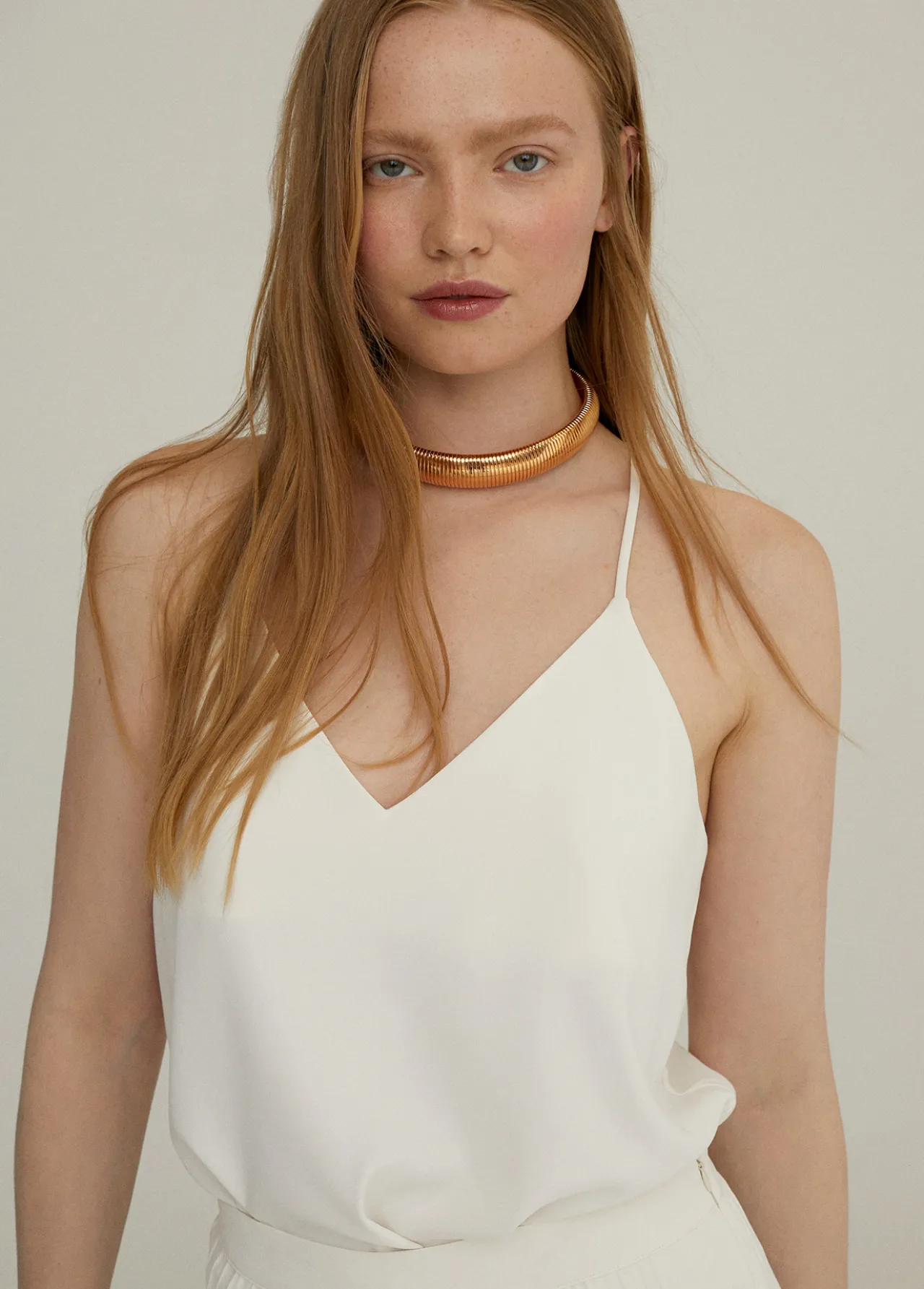 top_de_escote_pico_3.webp Lola Casademunt Camisetas Y Tops<Top de escote pico CRUDO