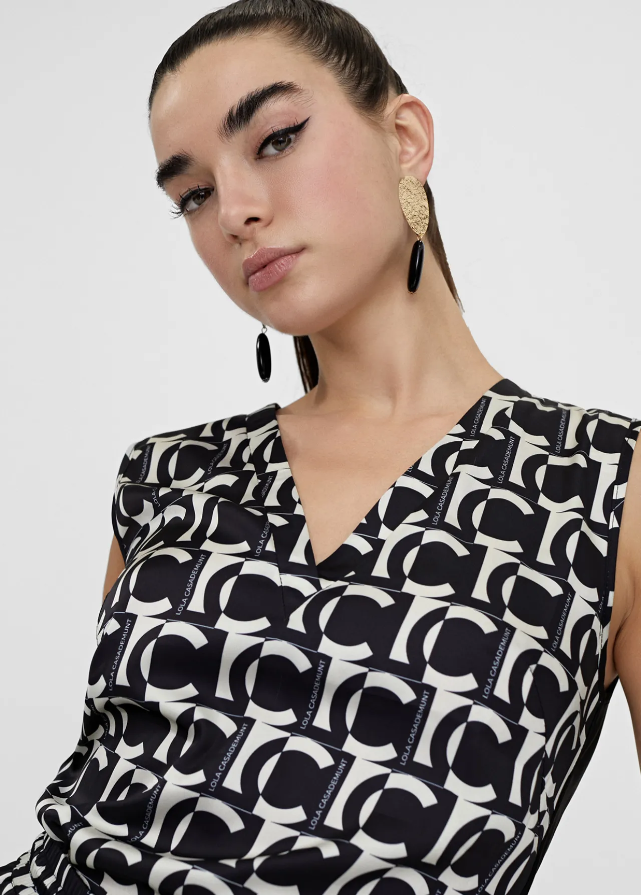 top_fluido_monograma_2.webp Lola Casademunt Camisetas Y Tops<Top fluido monograma NEGRO-BLANCO