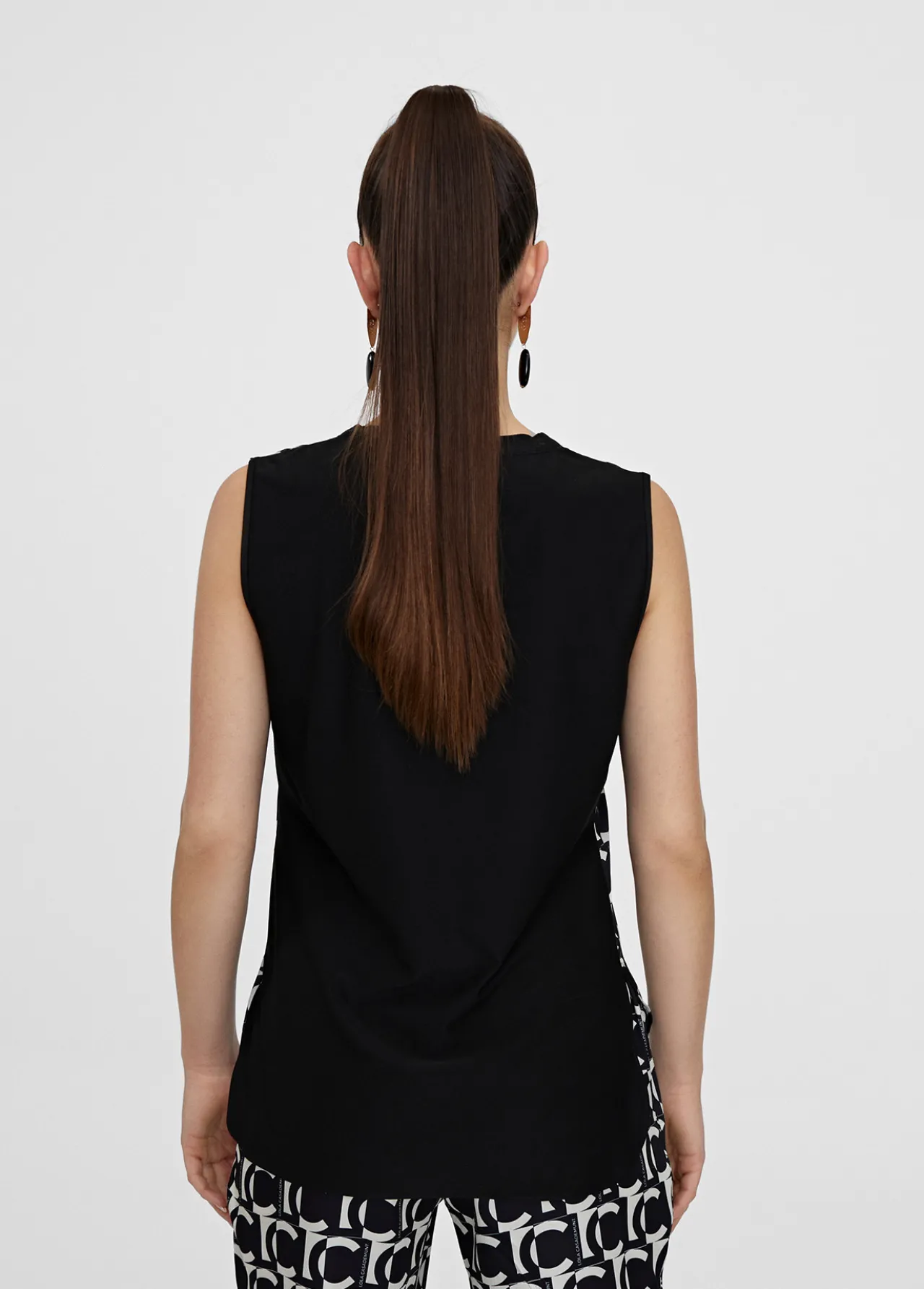 top_fluido_monograma_3.webp Lola Casademunt Camisetas Y Tops<Top fluido monograma NEGRO-BLANCO