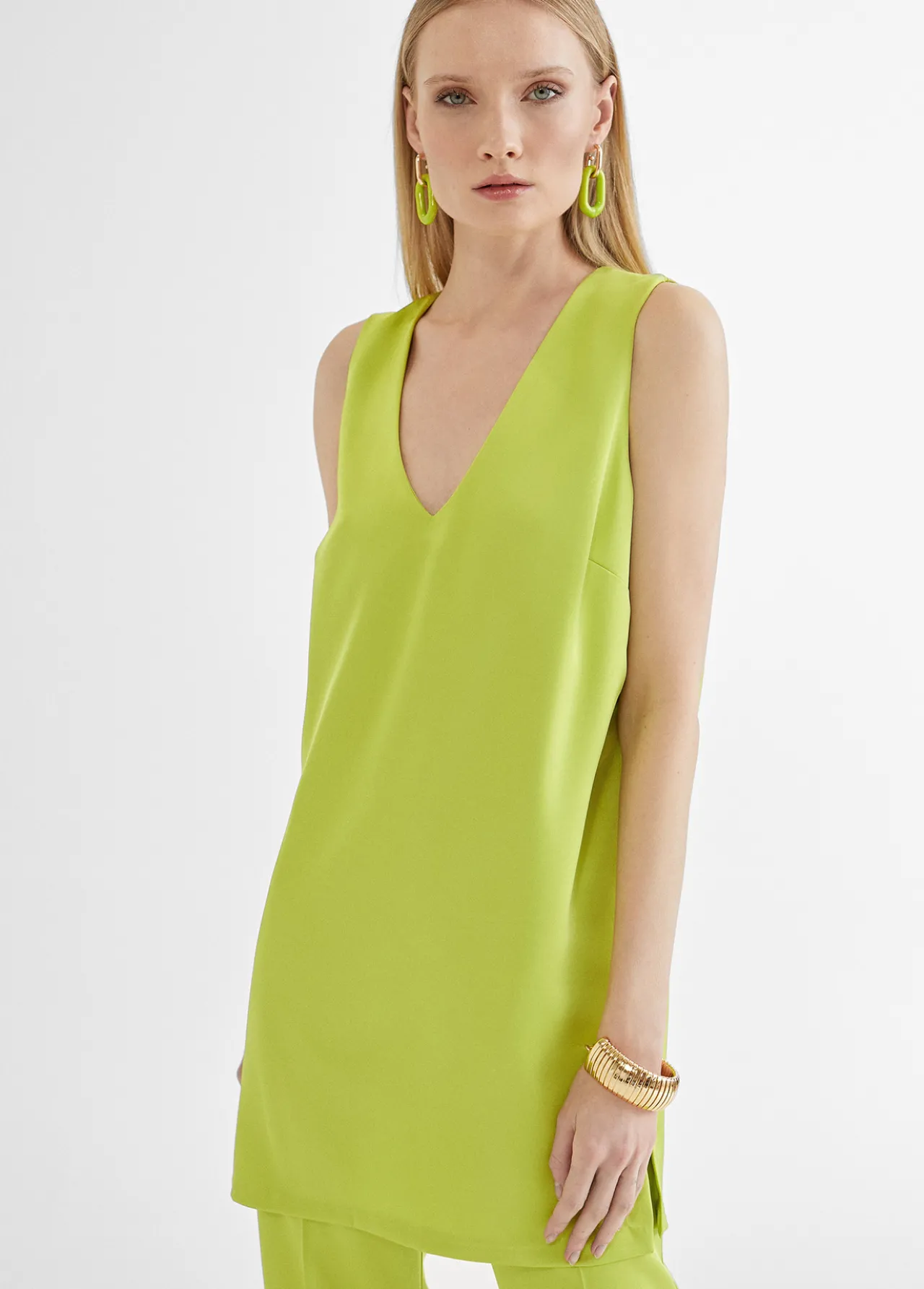 top_largo_con_aberturas_1-1.webp Lola Casademunt Camisetas Y Tops | Camisas Y Blusas<Top largo con aberturas CRUDO