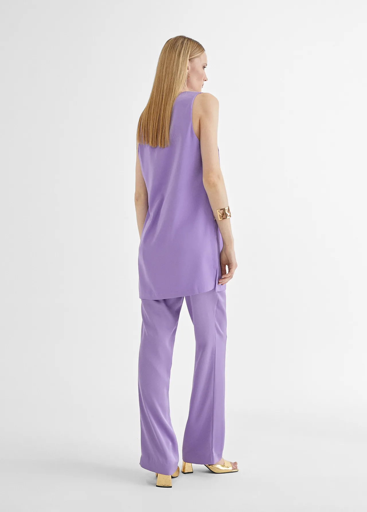 top_largo_con_aberturas_2-2.webp Lola Casademunt Camisetas Y Tops | Camisas Y Blusas<Top largo con aberturas CRUDO