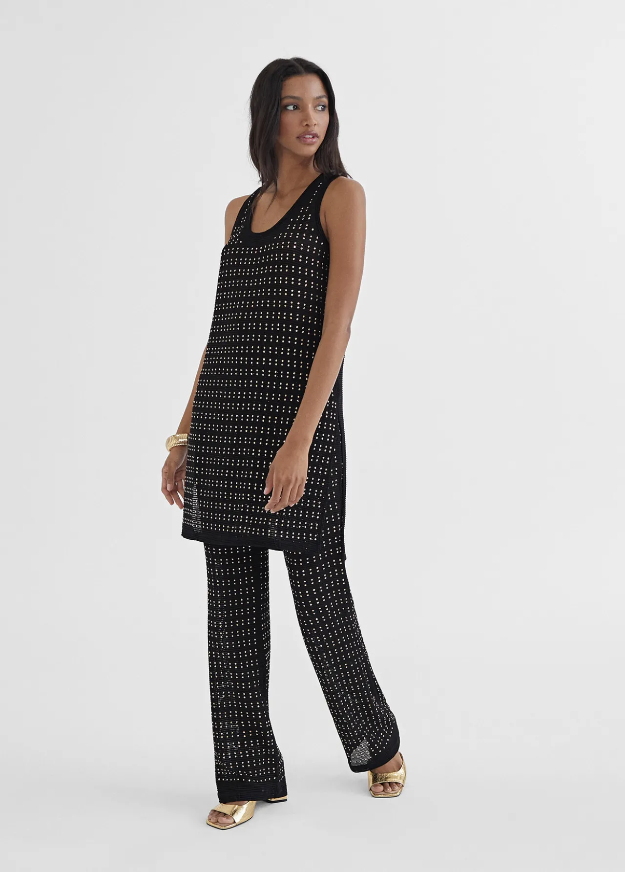 top_largo_con_piezas_metalicas_0.webp Lola Casademunt Camisetas Y Tops<Top largo con piezas metalicas NEGRO