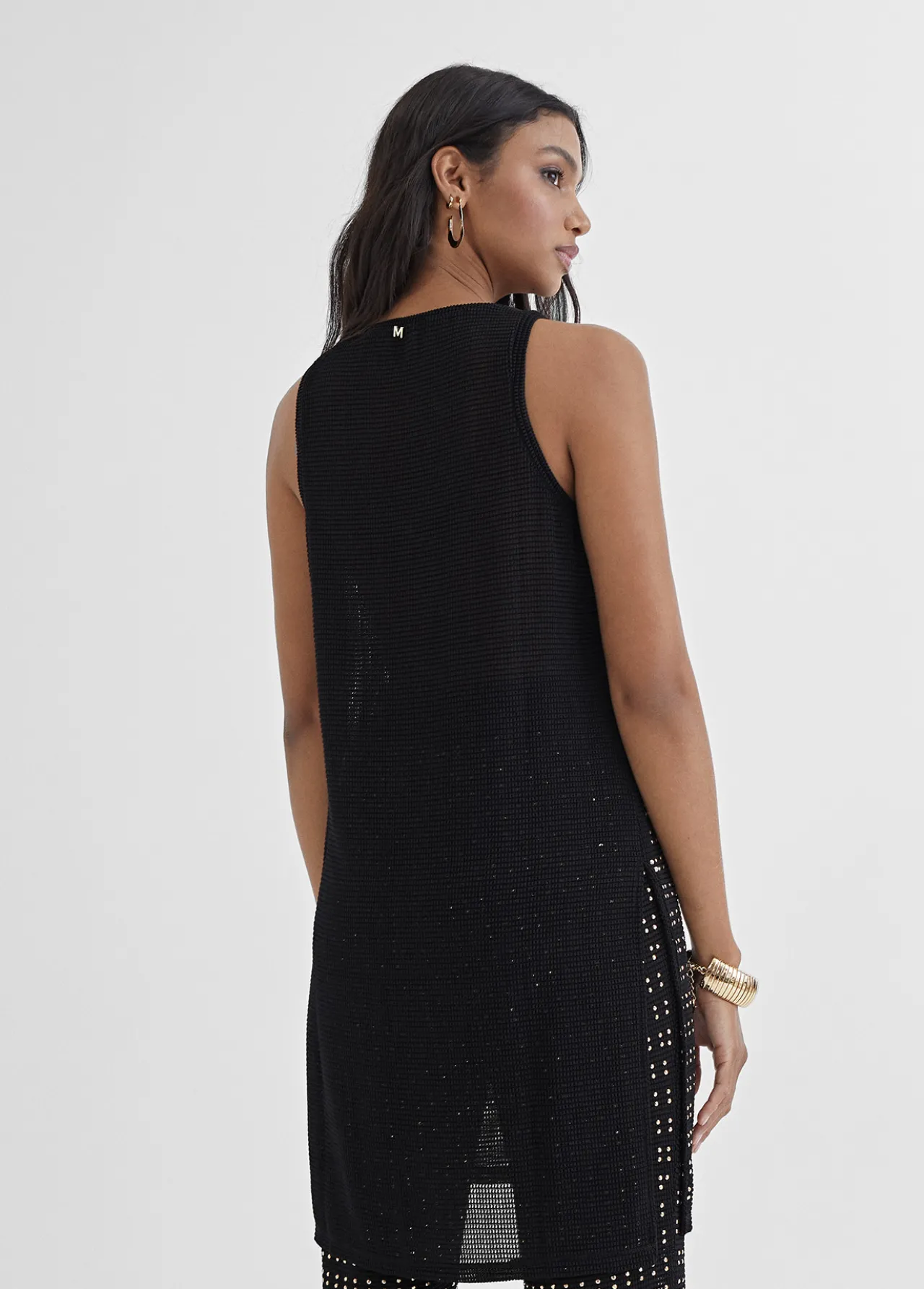 top_largo_con_piezas_metalicas_4.webp Lola Casademunt Camisetas Y Tops<Top largo con piezas metalicas NEGRO