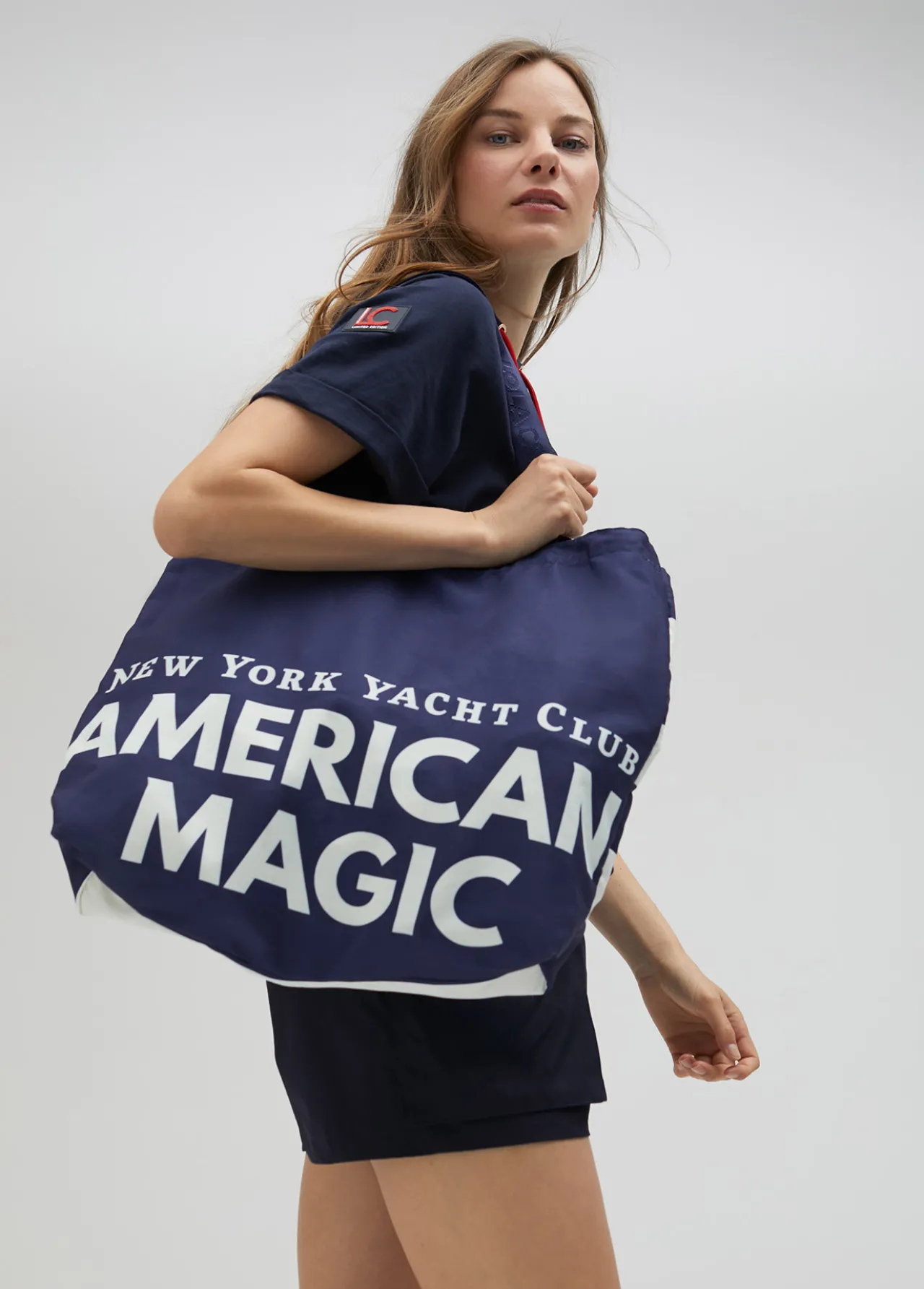 tote_bag_de_color_azul_american_magic__lola_casademunt_7.webp Lola Casademunt Bolsos Grandes<Tote bag de color azul American Magic - Lola Casademunt AZUL-ROJO