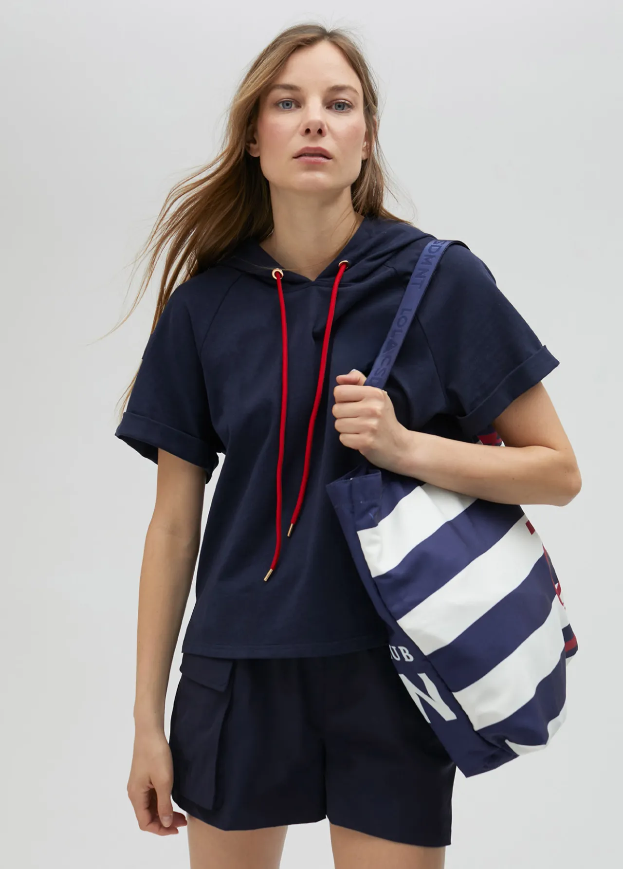 tote_bag_de_color_azul_american_magic__lola_casademunt_8.webp Lola Casademunt Bolsos Grandes<Tote bag de color azul American Magic - Lola Casademunt AZUL-ROJO