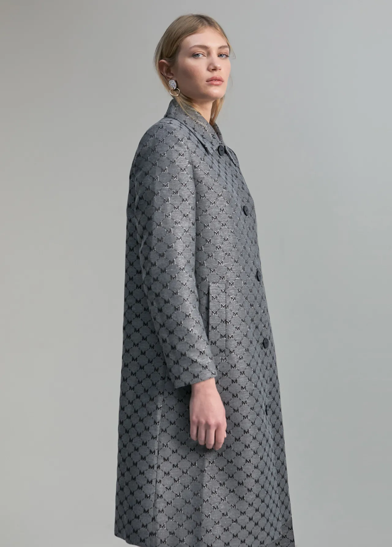 trench_monograma_lrex_3.webp Lola Casademunt Chaquetas Y Gabardinas | Americanas Y Blazers<Trench monograma lúrex GRIS-METAL