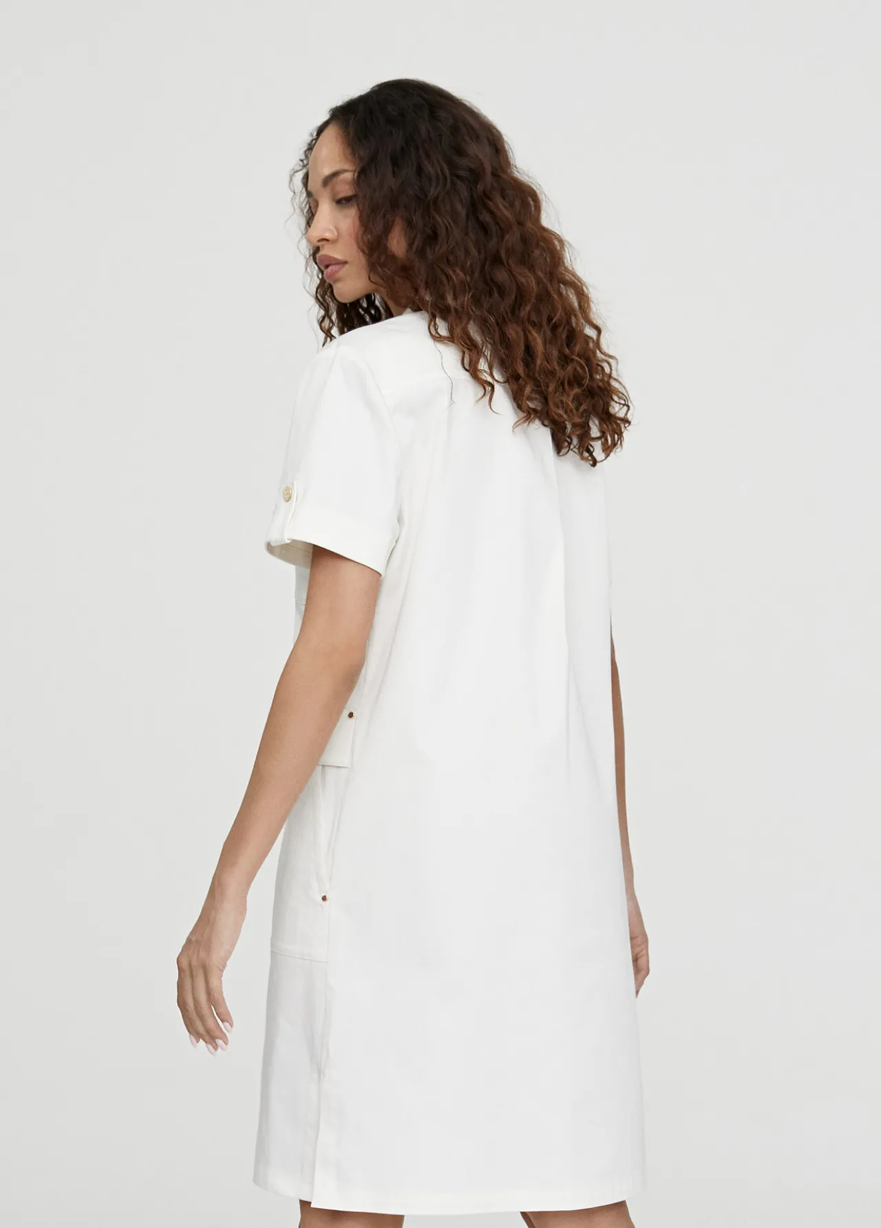 vestido_corto_tipo_cargo_3.webp Lola Casademunt Vestidos Y Faldas<Vestido corto tipo cargo OFFWHITE