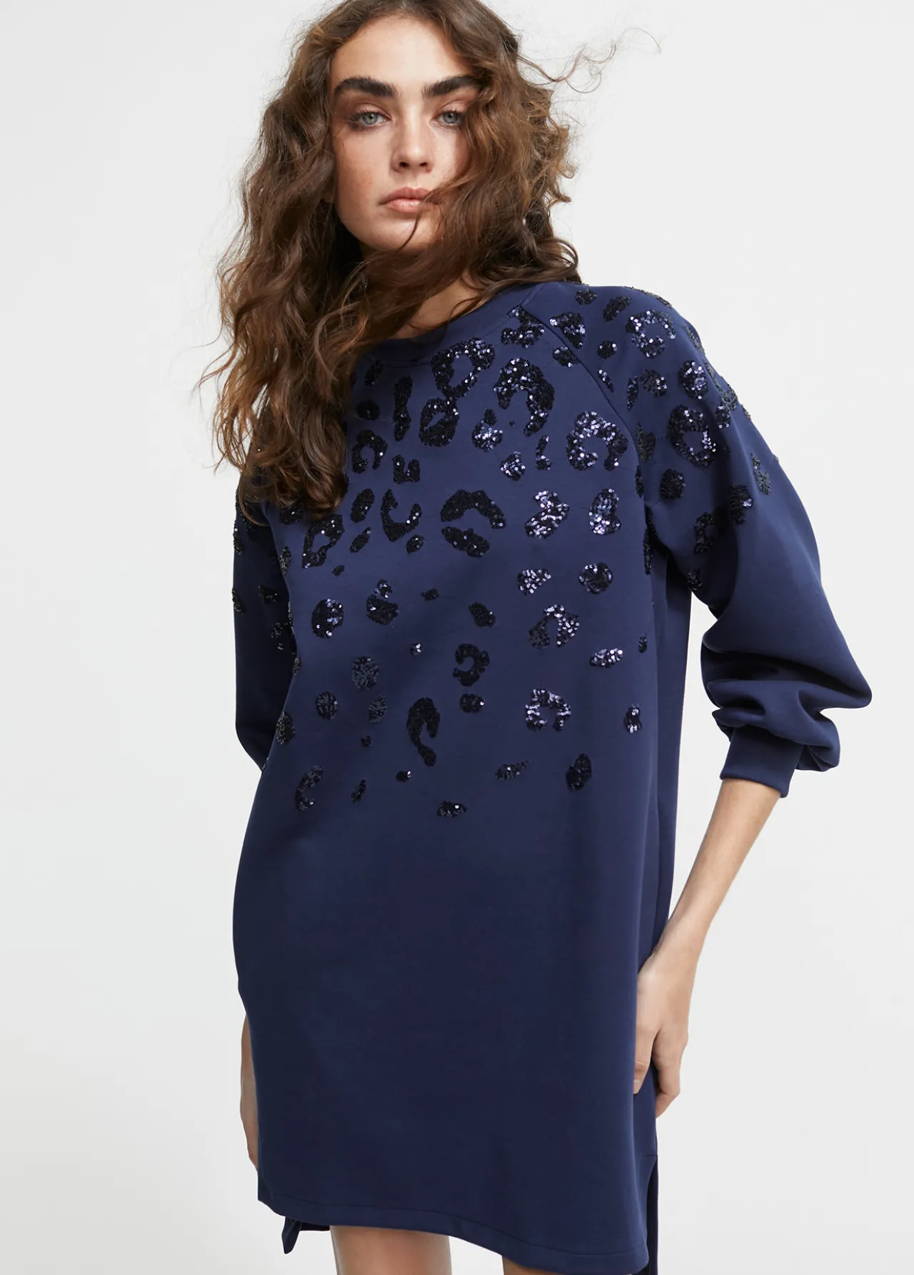 vestido_detalle_lentejuelas_1.webp Lola Casademunt Vestidos Y Faldas<Vestido detalle lentejuelas AZULNOCHE