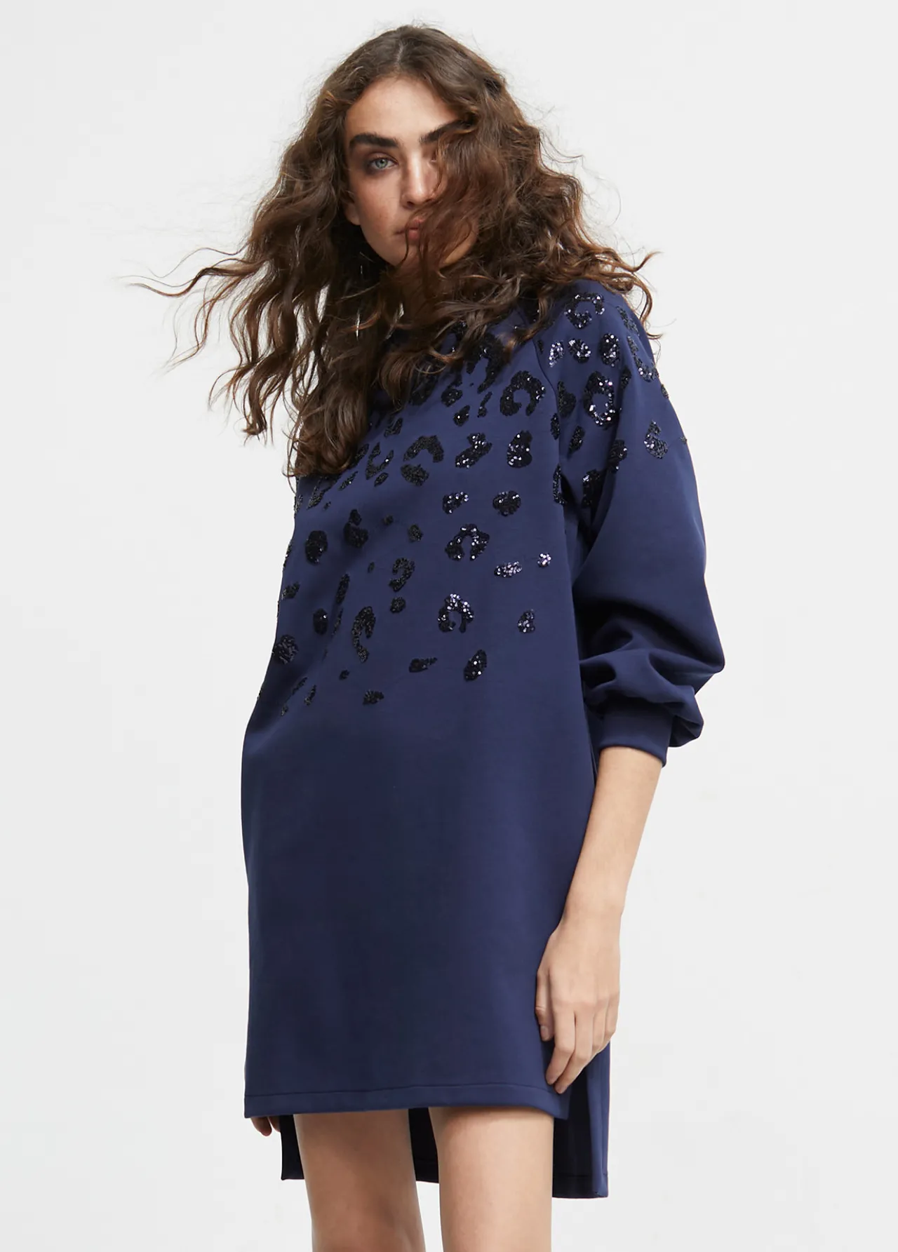 vestido_detalle_lentejuelas_6.webp Lola Casademunt Vestidos Y Faldas<Vestido detalle lentejuelas AZULNOCHE